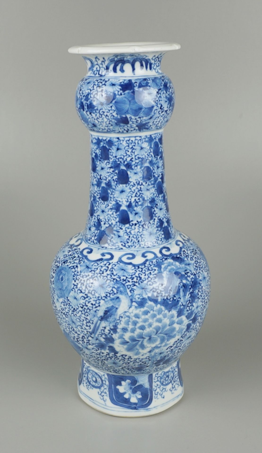 Vase, Blau-Weiß-Porzellan, wohl Qing-Dynastie, China - Image 2 of 3