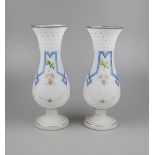 Paar Vasen aus mattiertem Milchglas, mit Emaillemalerei, Biedermeier, um 1850, H.28,5cm