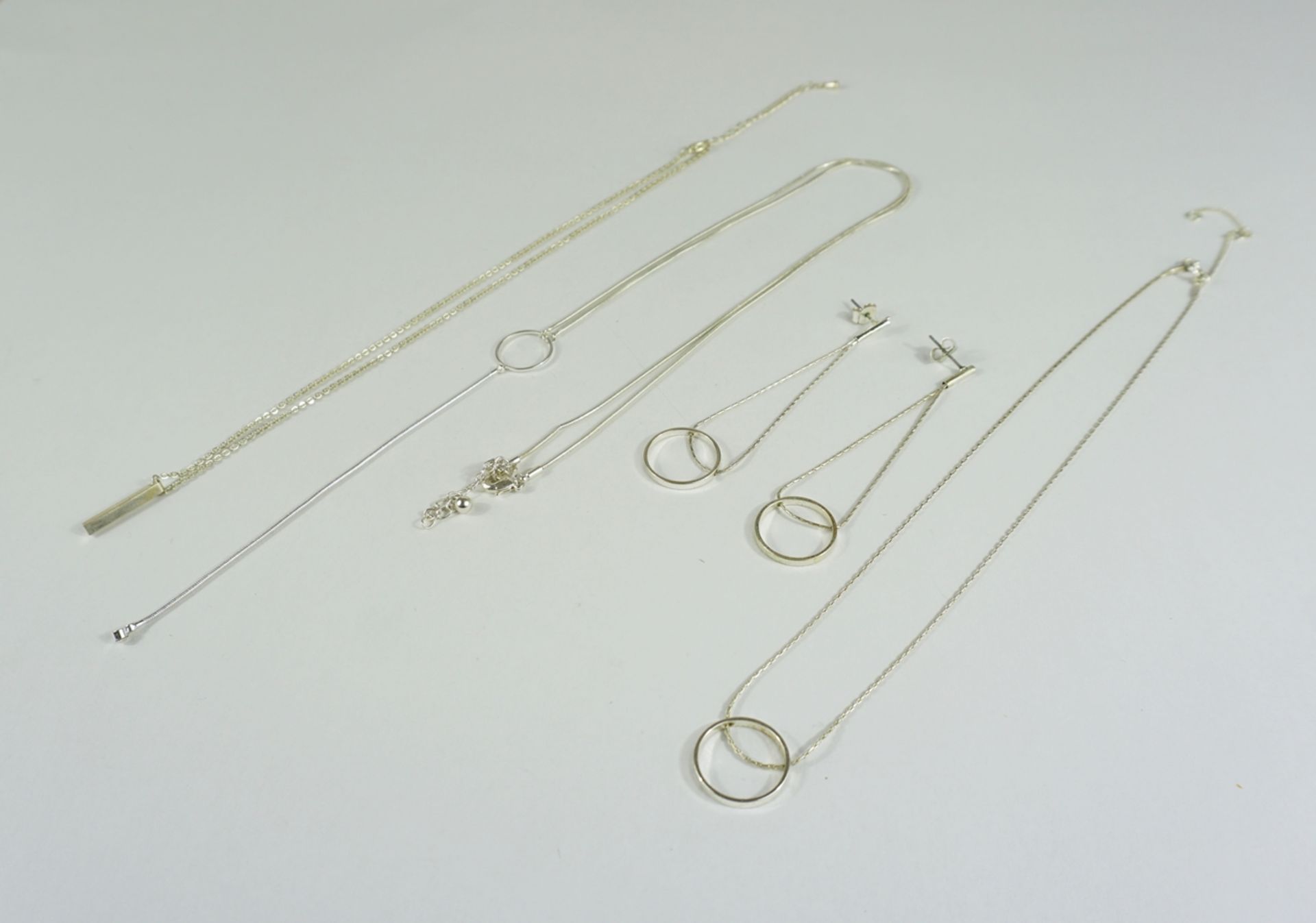 Kette mit Stabanhänger, 2 Colliers und 1 Paar Ohrringe, versilbert - Bild 2 aus 5