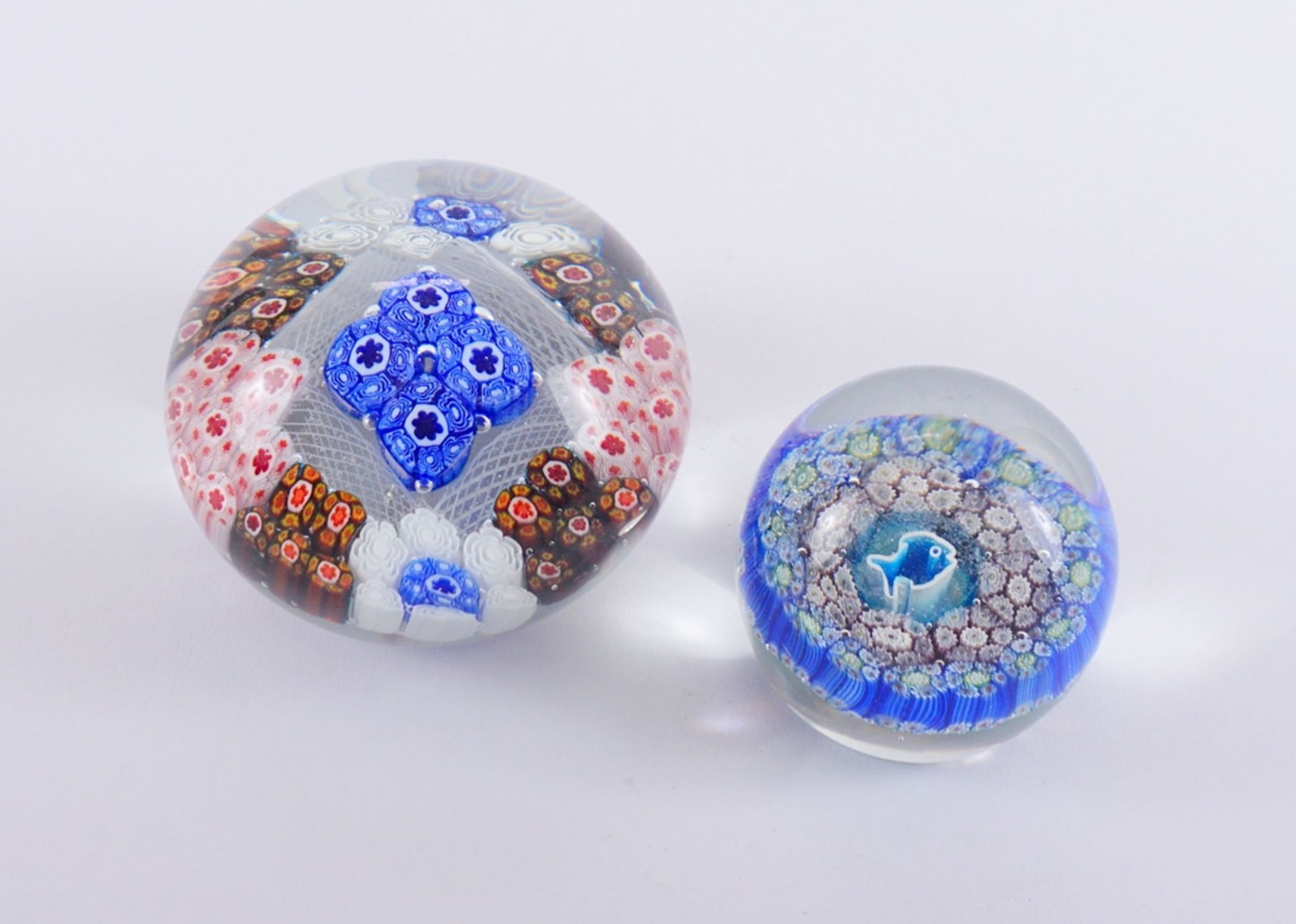 2 Millefiori-Briefbeschwerer/ Paperweights, 1x mit Spiralfäden und 1x mit Fisch, 2.Hälfte 20.Jh.