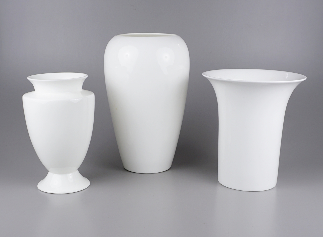 4 weiße Porzellanvasen, unterschiedliche Formen und Höhen, überwiegend ohne Hersteller - Bild 3 aus 3