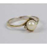 Ring mit Perle und 2 kleinen Dia.-Brillanten, 750er Gold