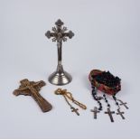 2 Kruzifixe und Konvolut Rosenkränze