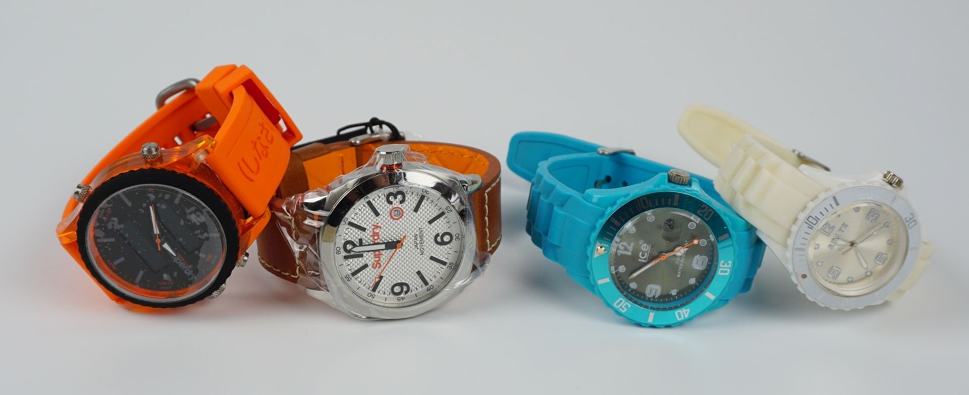 Konvolut 4 Armbanduhren: 2x Superdry, ICE-Watch und "SKATE"