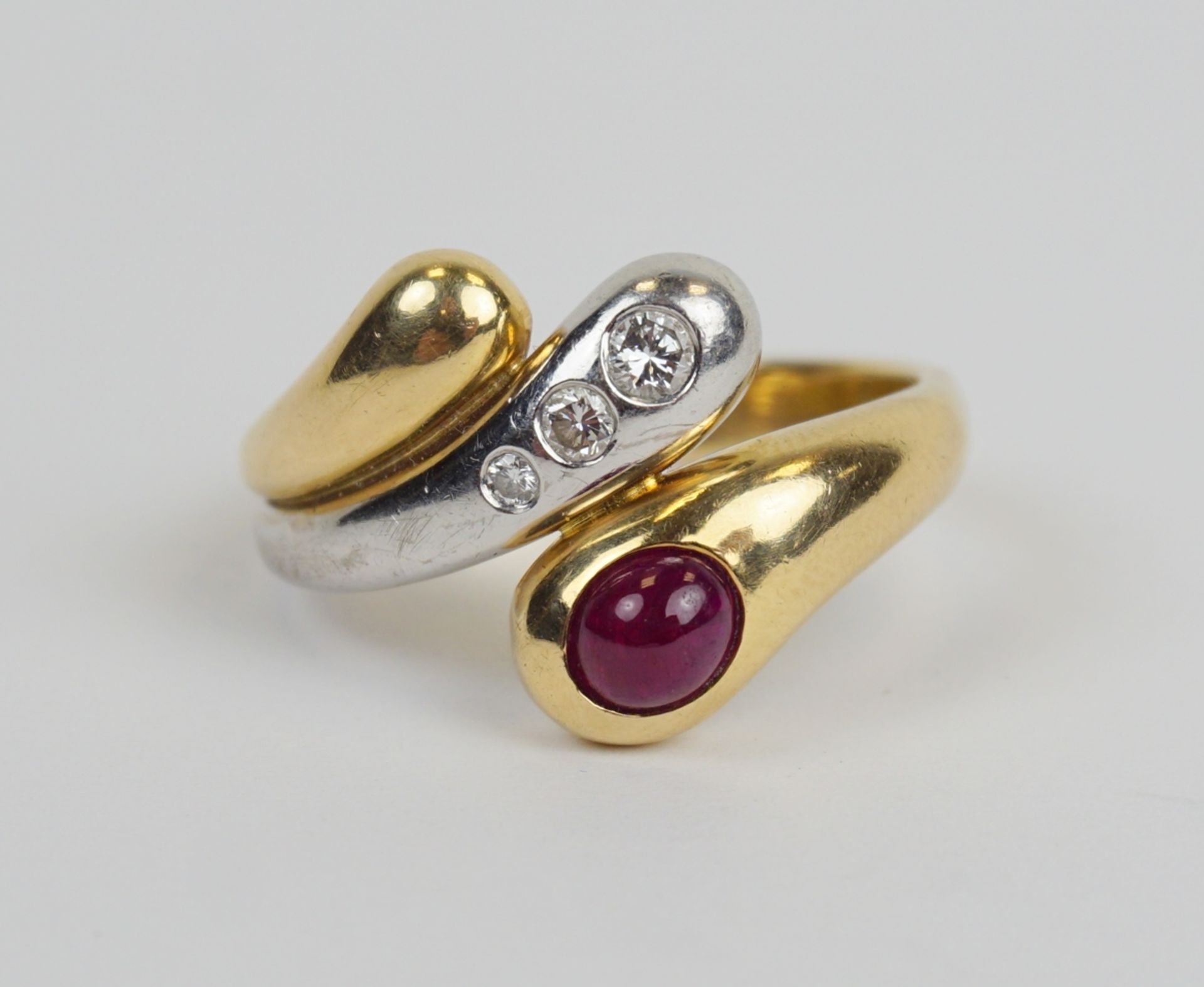 massiver Ring mit 3 Dia.-Brillanten und Rubin, 585er Weiß- und Gelbgold, Gew.10,67g