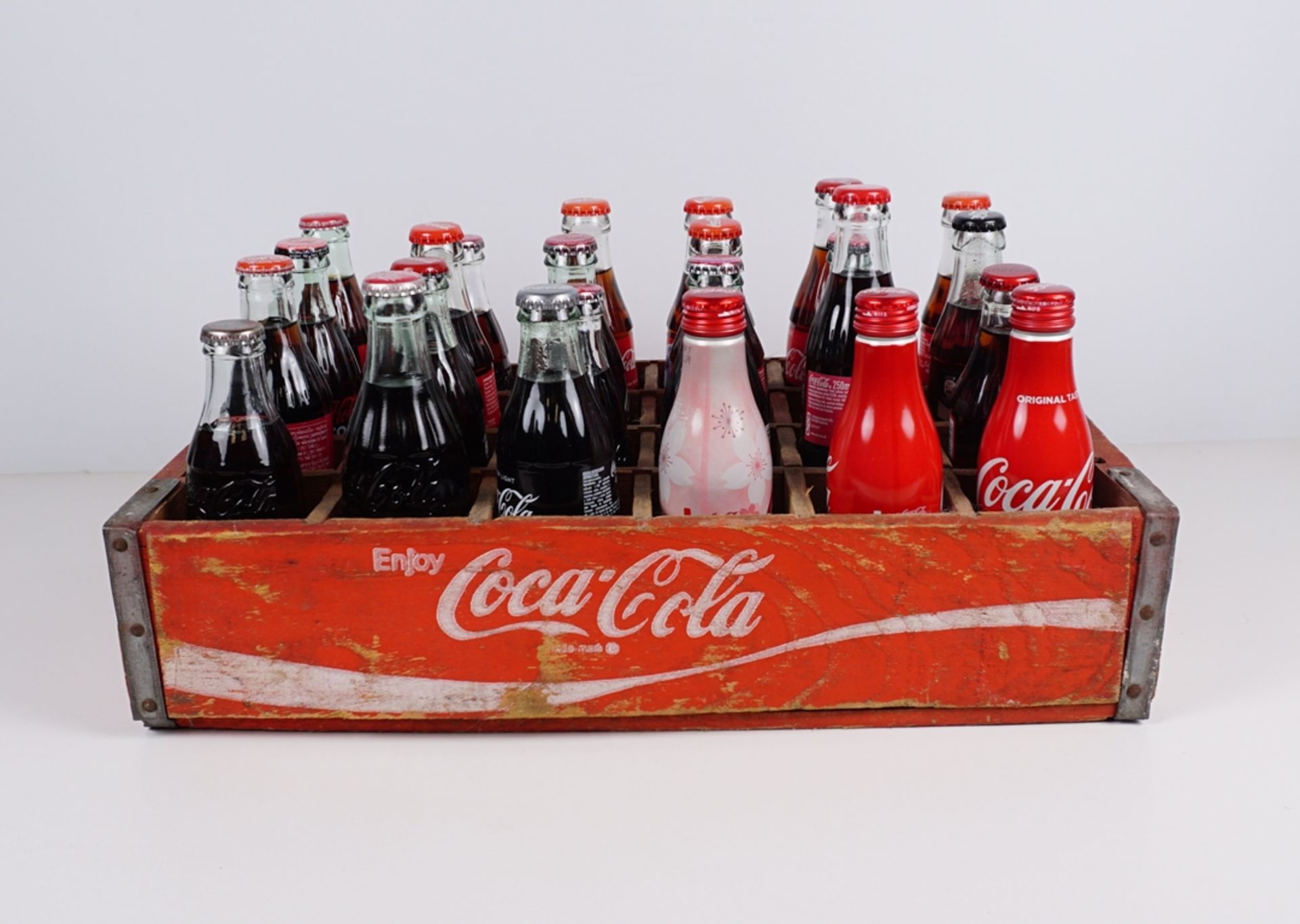 Getränkekasten, Coca Cola, 1950er Jahre, mit 24 Original-Flaschen aus aller Welt, teilw. Sonderedit - Image 4 of 4