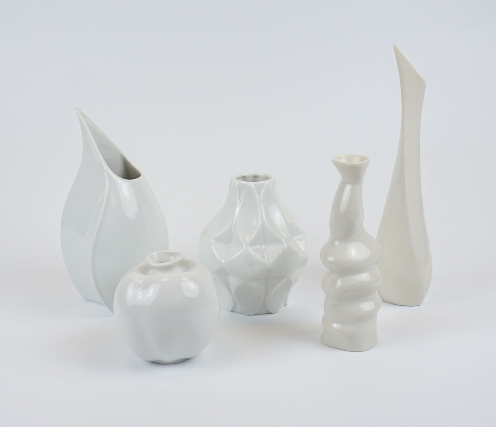 5 Vasen, ausgefallene Formen, Weißware, glasiert: Sgrafo, Tettau, Arzberg, 1970er Jahre