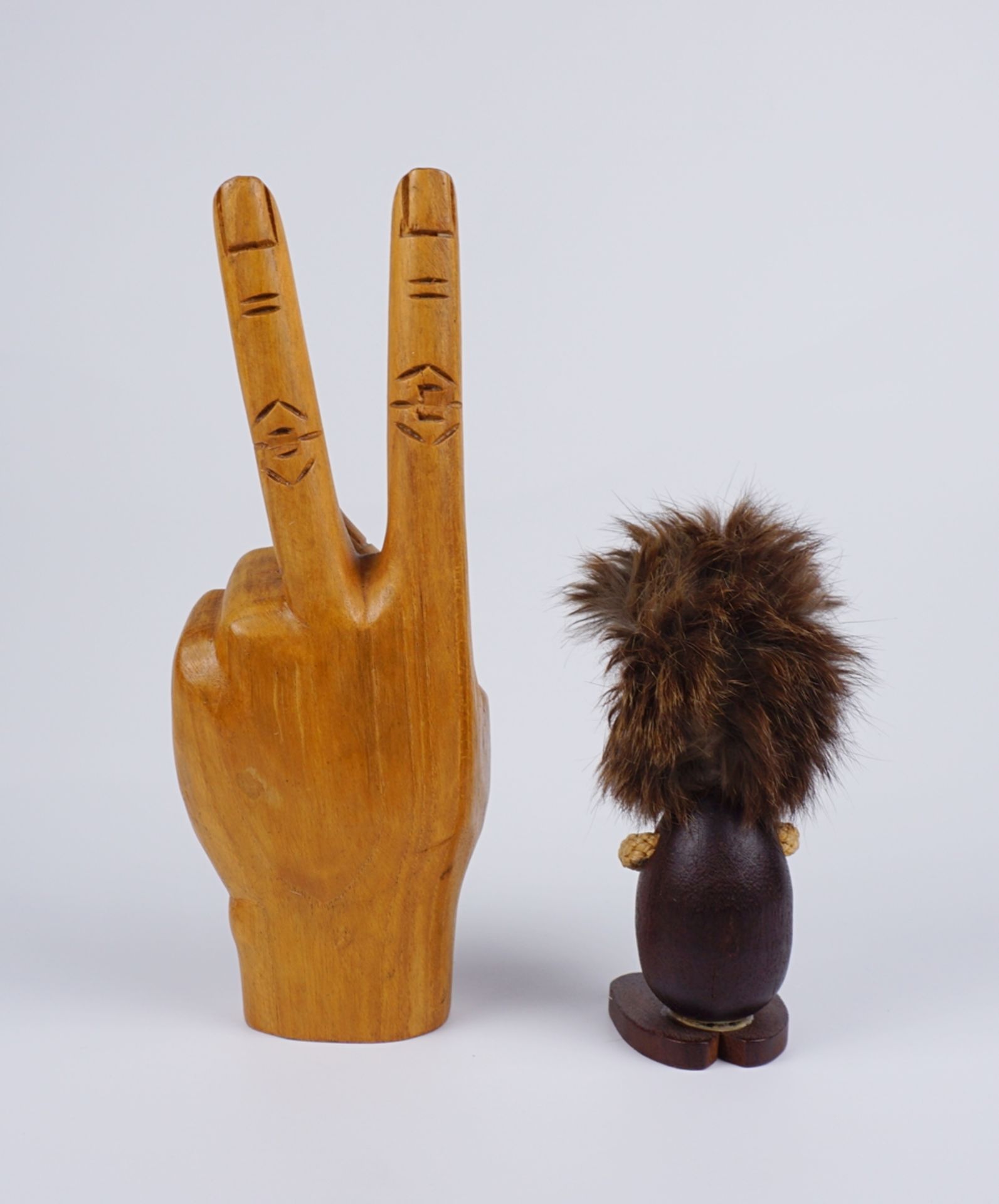 Holzfigur "Pessimist" von Hans Bolling für Torben Orskov und hölzerne Hand "Peace" - Bild 2 aus 2