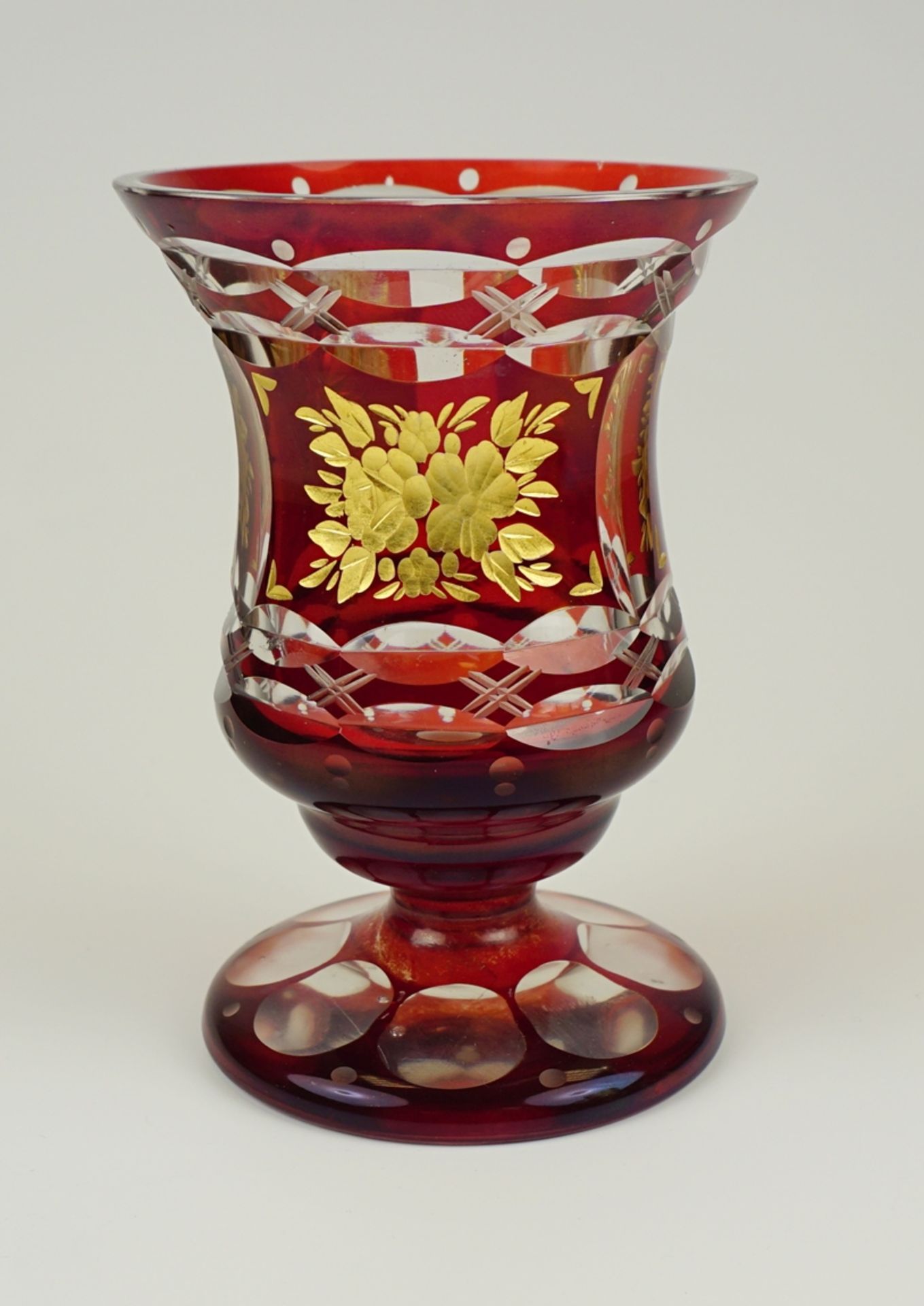 Vase mit vergoldetem Blumenschliff, Böhmen, um 1910