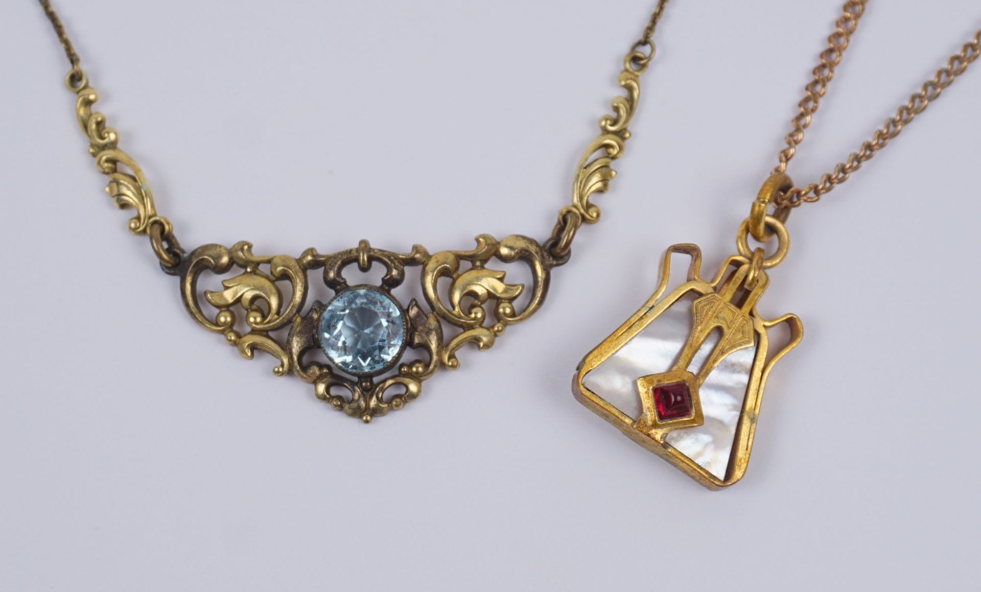 2 Modeschmuck-Ketten, um 1910/20