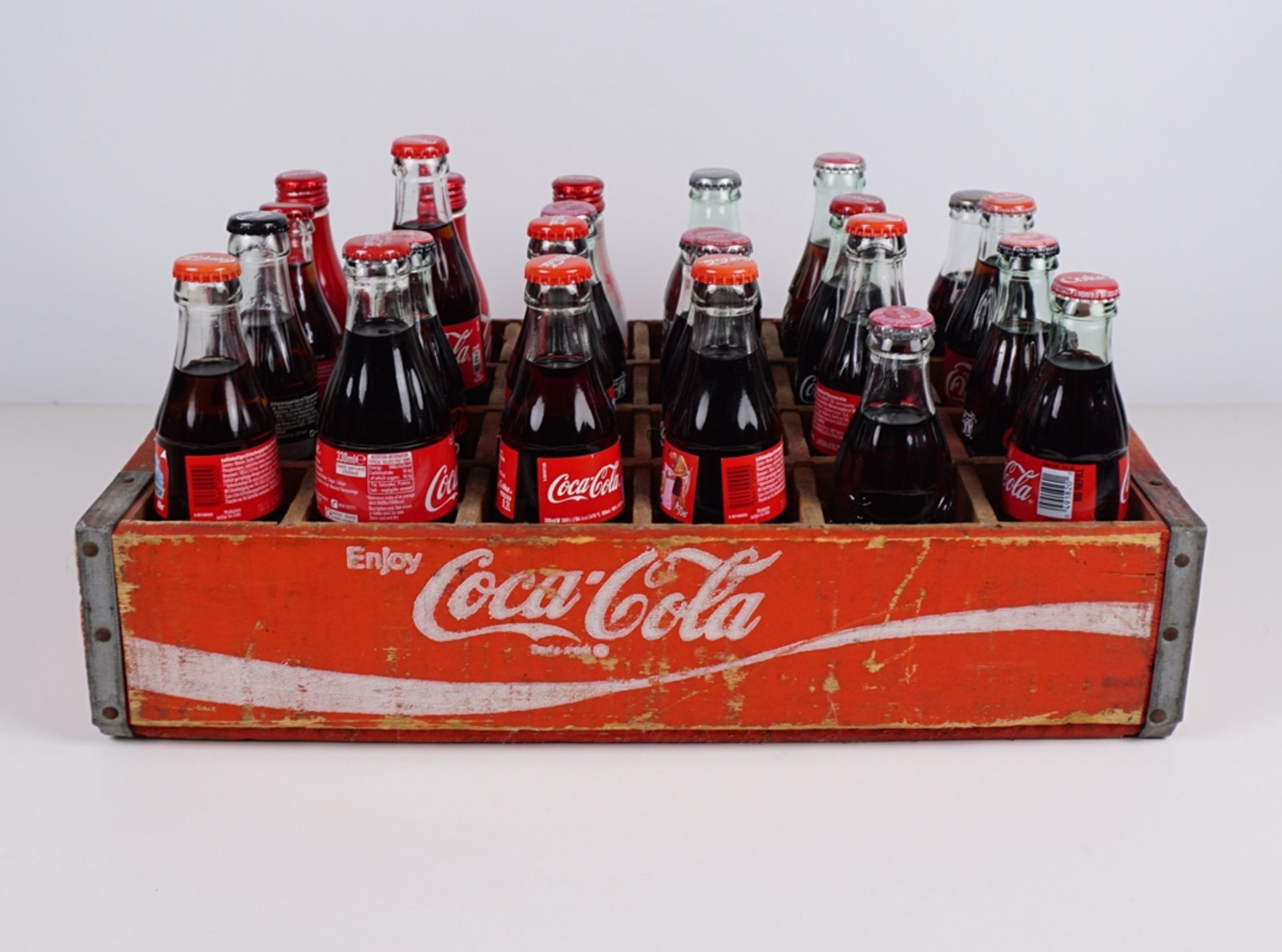 Getränkekasten, Coca Cola, 1950er Jahre, mit 24 Original-Flaschen aus aller Welt, teilw. Sonderedit - Bild 2 aus 4