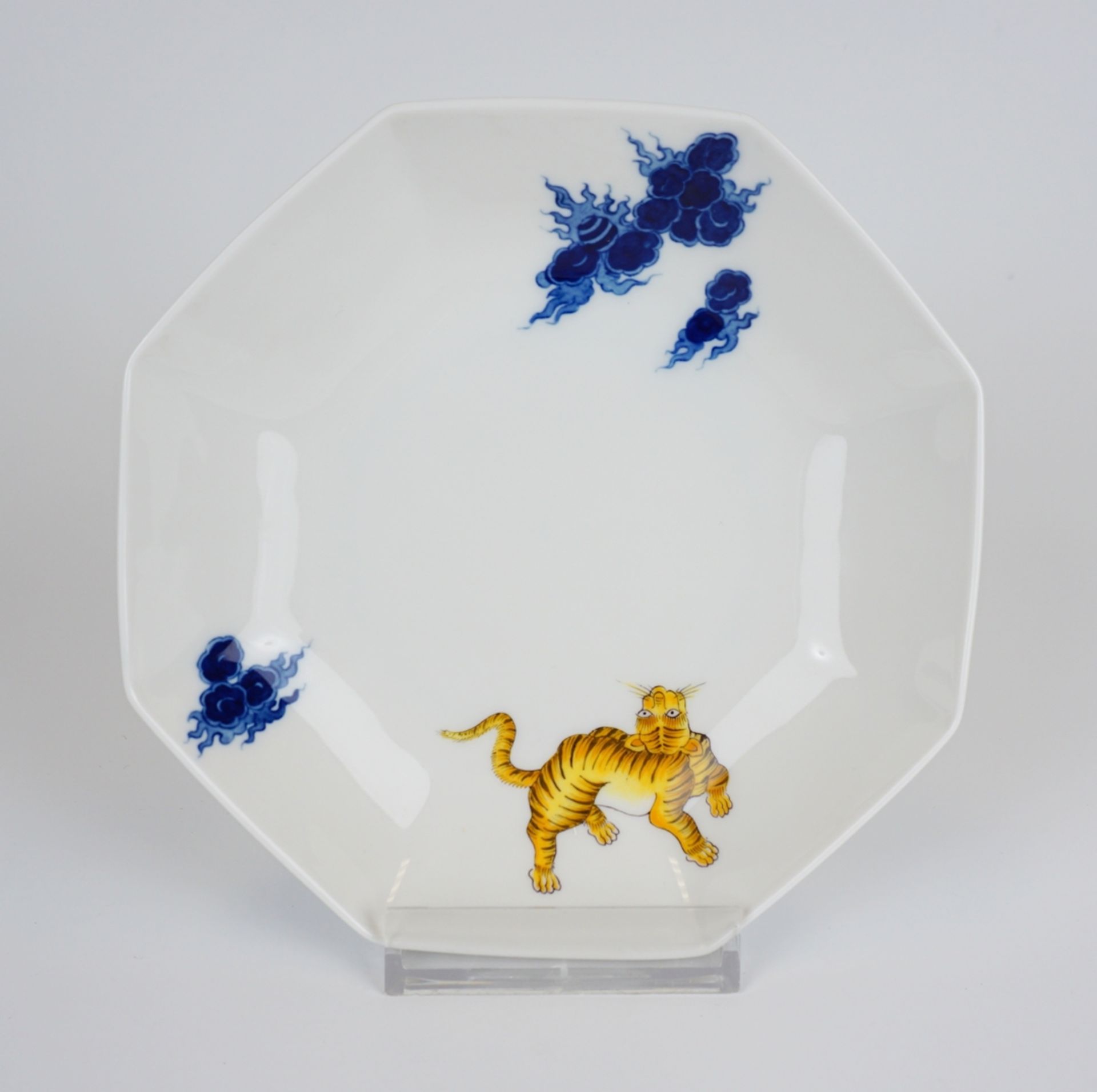 Achteckige Tasse mit Ut., blauer Mingdrache und gelber Löwe, Meissen, 1970er Jahre, Sammlerstück - Bild 3 aus 6