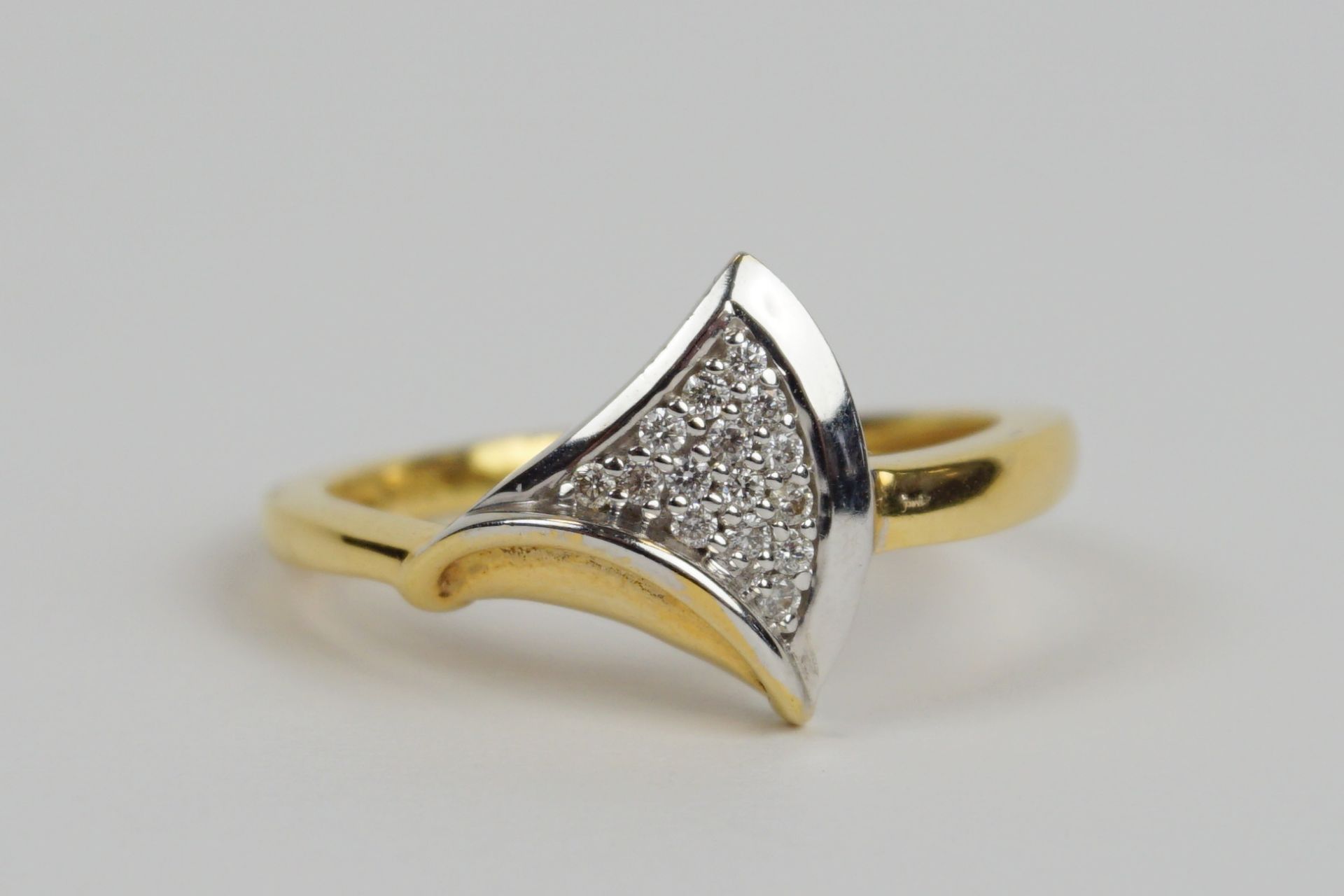 Ring mit 15 Dia.-Brillanten, 375er Gelb- und Weißgold (gez.9ct), Gew.2,80g