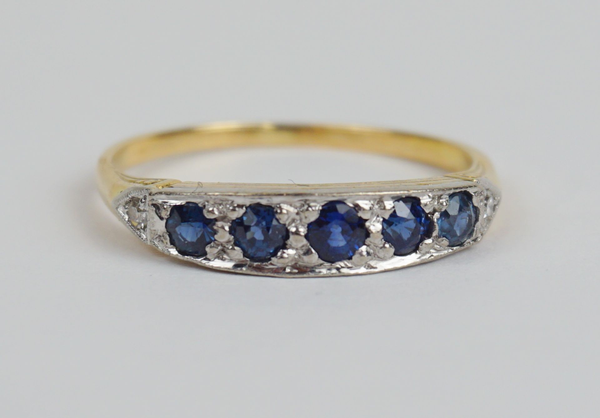 Ring mit 2 Diamanten und 5 Saphire, 585er Weiß- und Gelbgold, Gew.2,52g