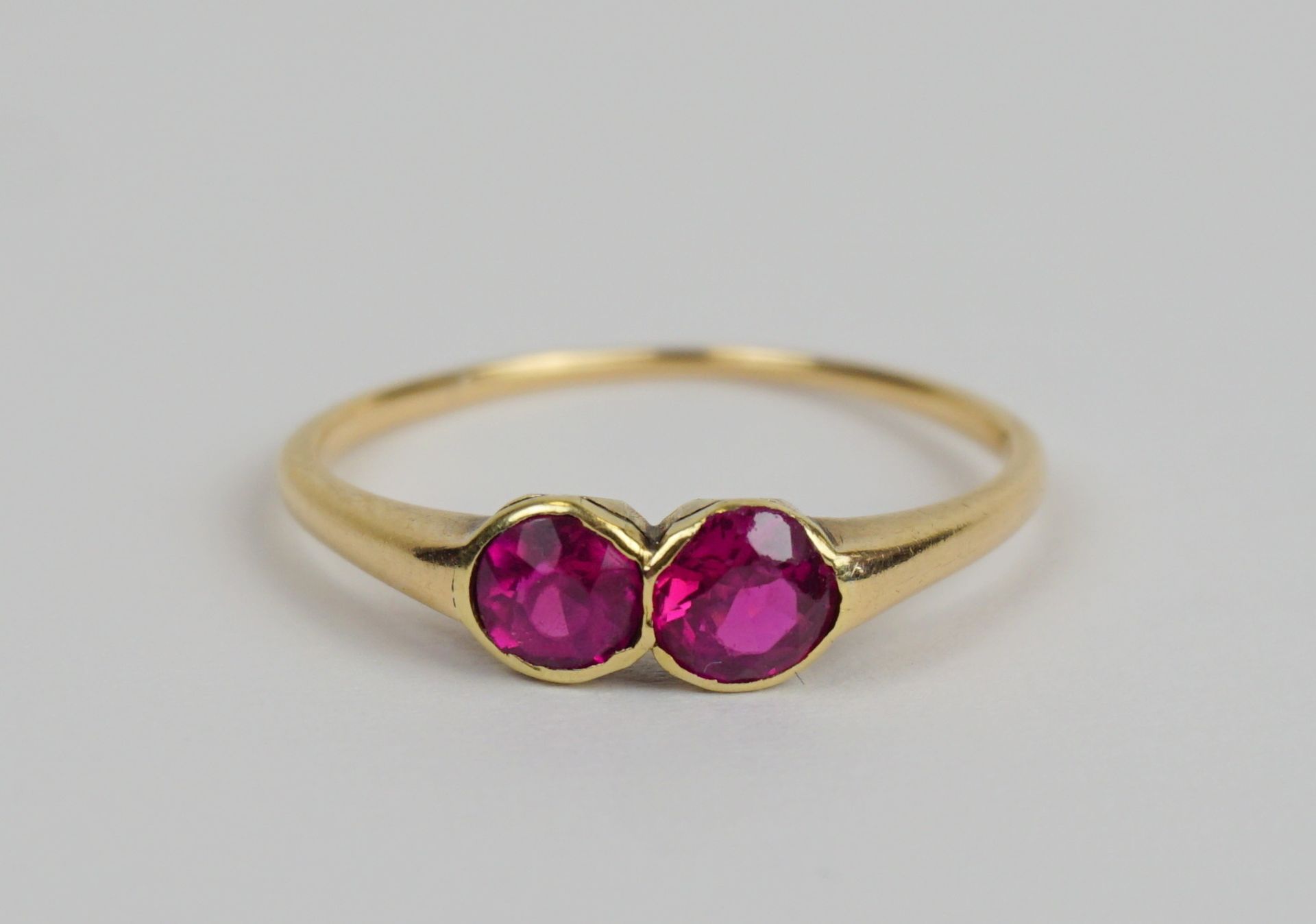 Ring mit 2 rubinfarbenen Steinen, 585er Gold, Gew.1,4g