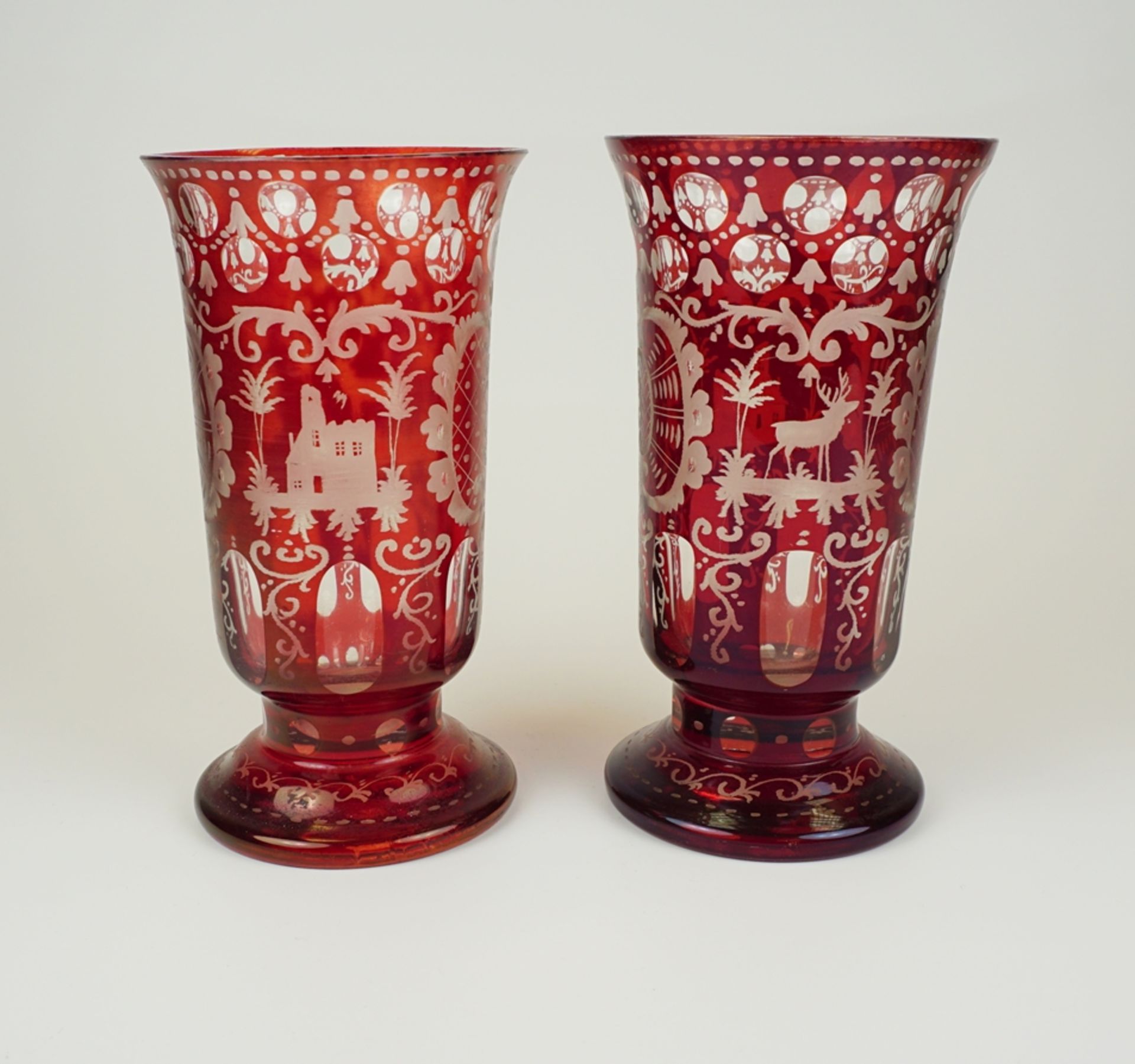 Paar Vasen, Friedrich Egermann in Haida, Böhmen, rubinrot gebeizt, um 1880