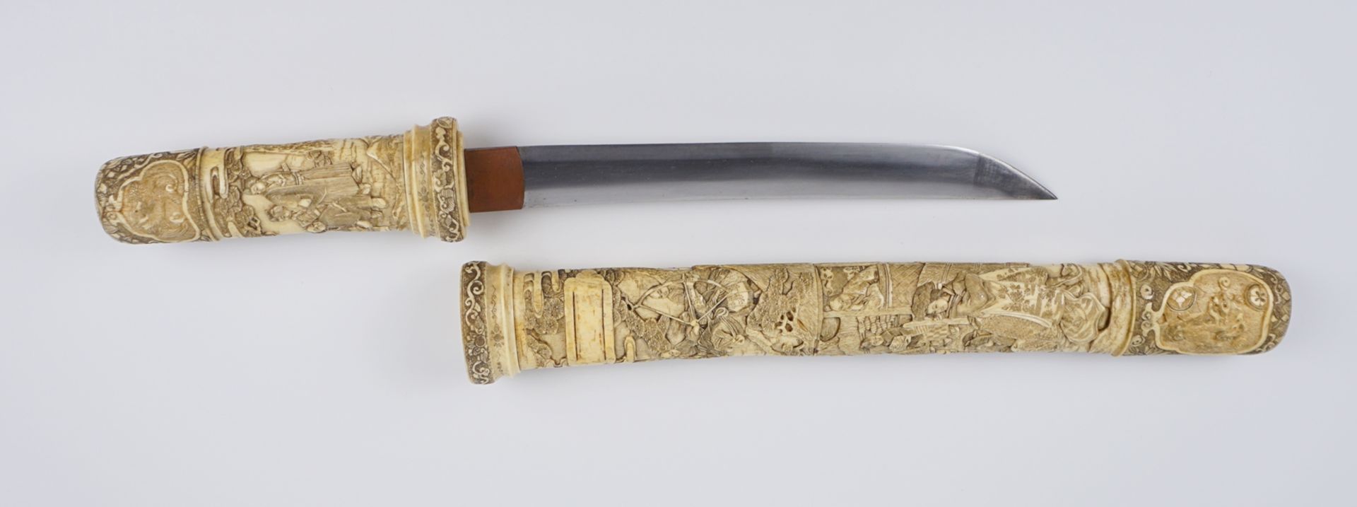 Japanisches Kurzschwert, Tanto mit Beinschnitzarbeit, Meiji-Zeit