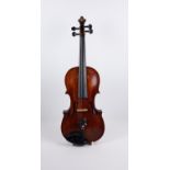 Violine, mit Etikett "David Christian Hopf, Instrumentalis in Quittenbach, 1760" und Brandstempel,