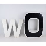 Buchstabe "O", beleuchtet und Buchstabe "W"