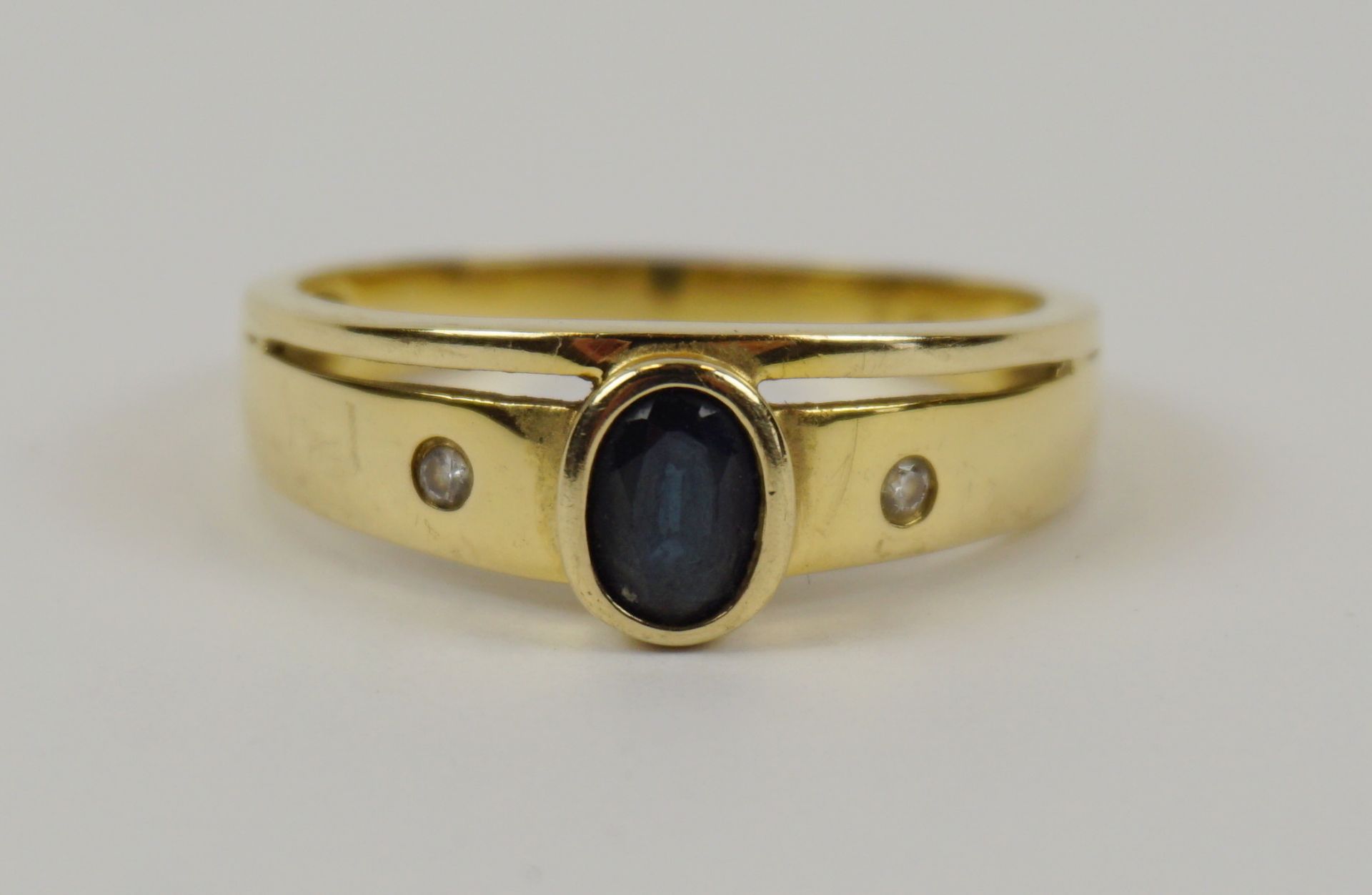 Ring mit Saphir und 2 kleinen Diamanten, 585er Gold, Gew.3,87g