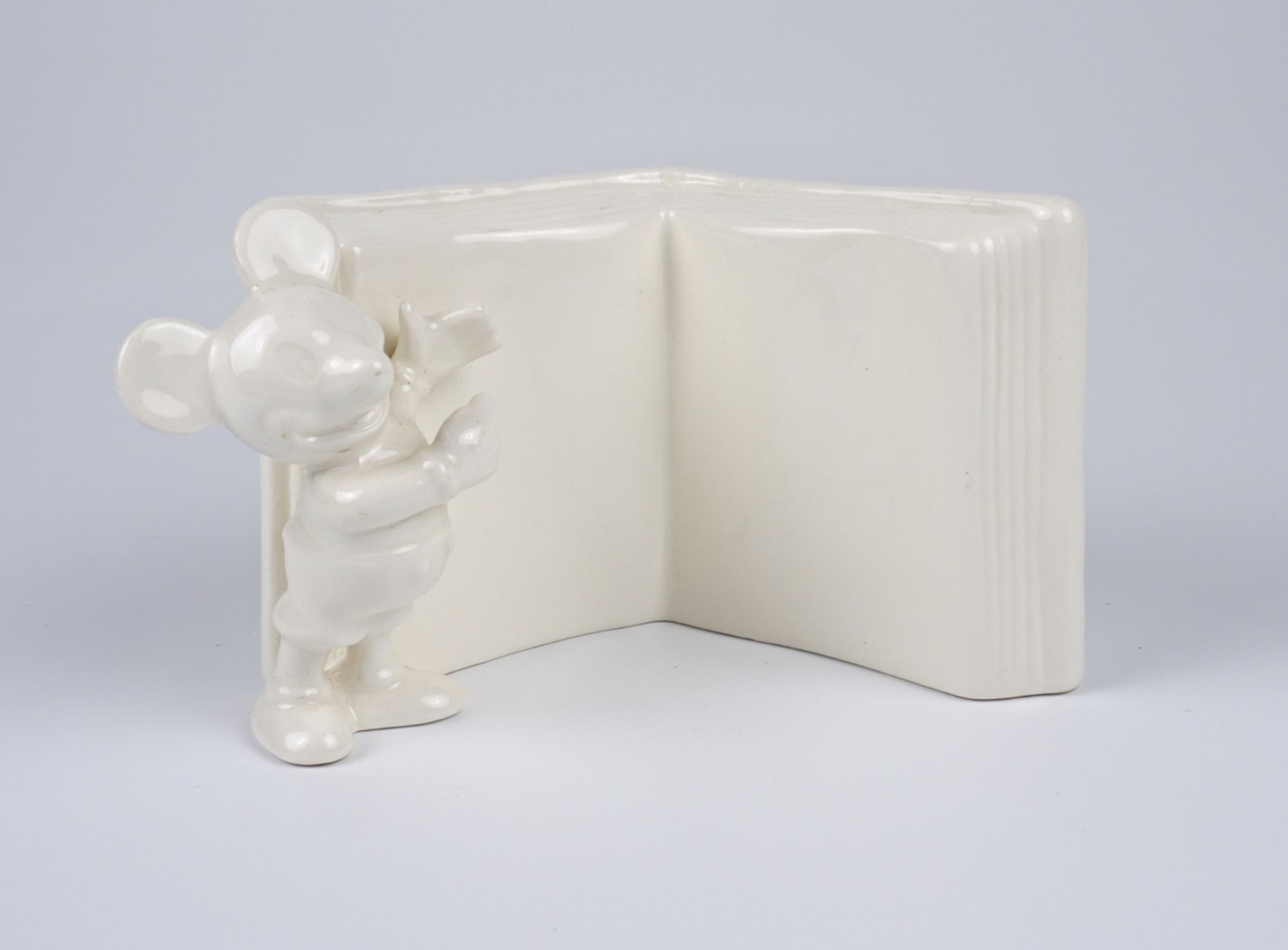 seltene Goebel-Figur "Mickey Mouse mit Buch", Goebel Arbeitsmuster, glasiert