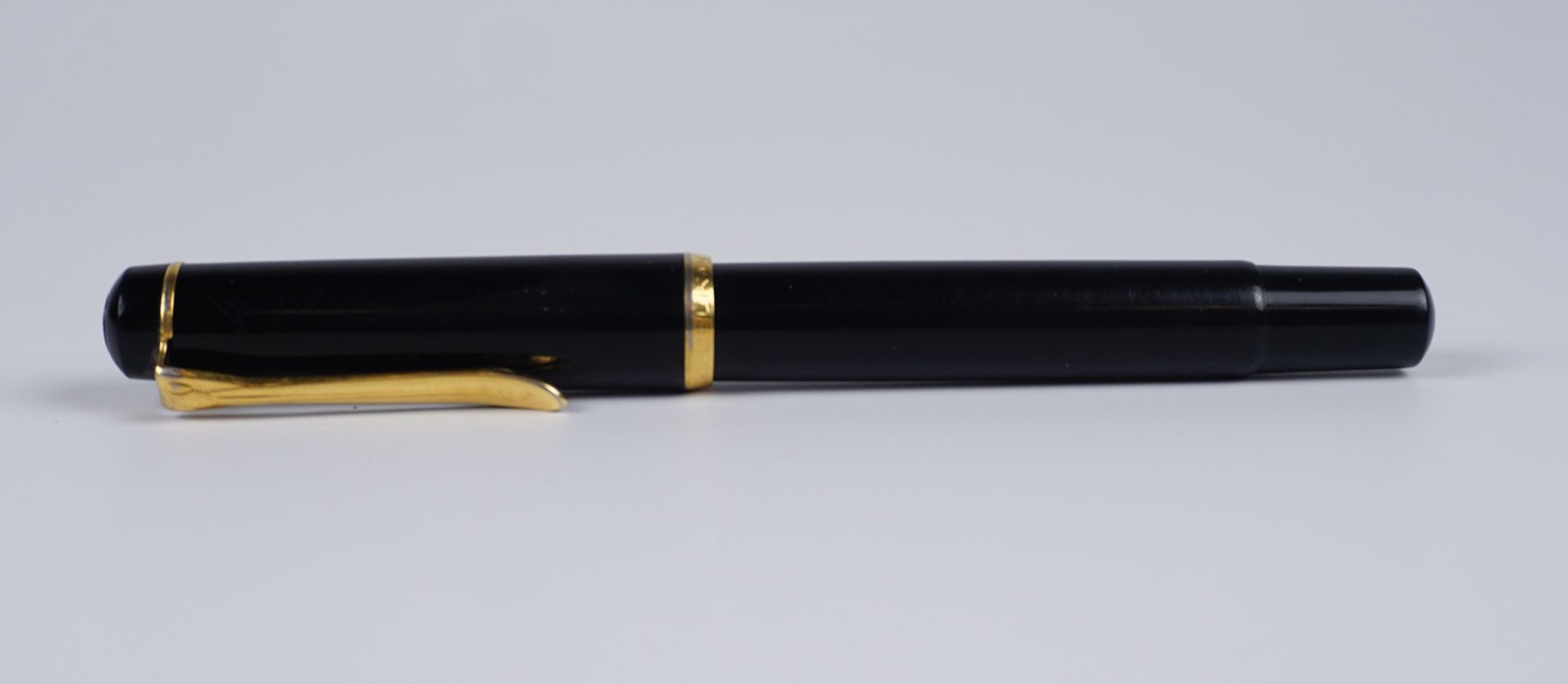 Pelikan M100 Kolbenfüller, schwarz, Stahlfeder, 1990er Jahre - Bild 2 aus 2