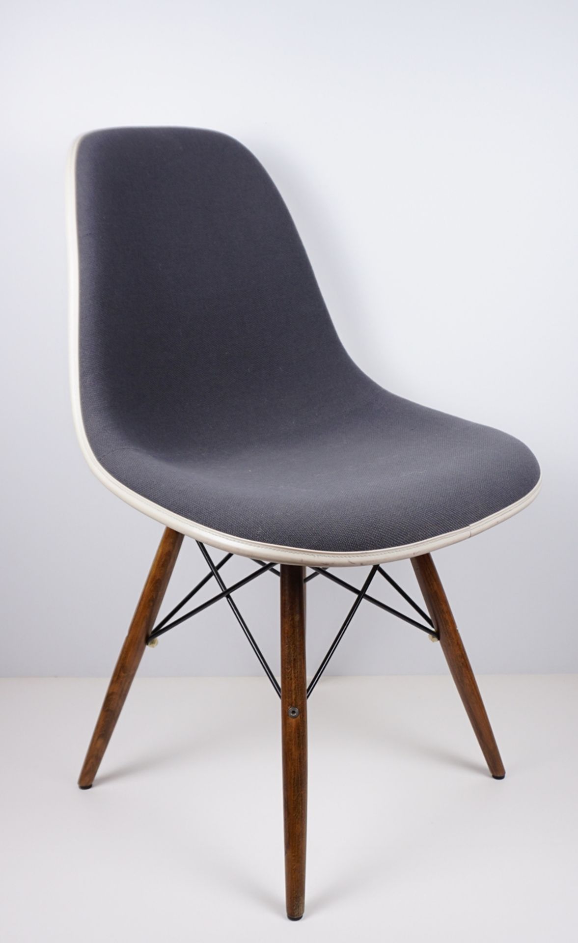 Eames Fiberglass Side Chair DSW mit Vollpolster, Charles & Ray Eames für Vitra