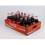 Getränkekasten, Coca Cola, 1950er Jahre, mit 24 Original-Flaschen aus aller Welt, teilw. Sonderedit