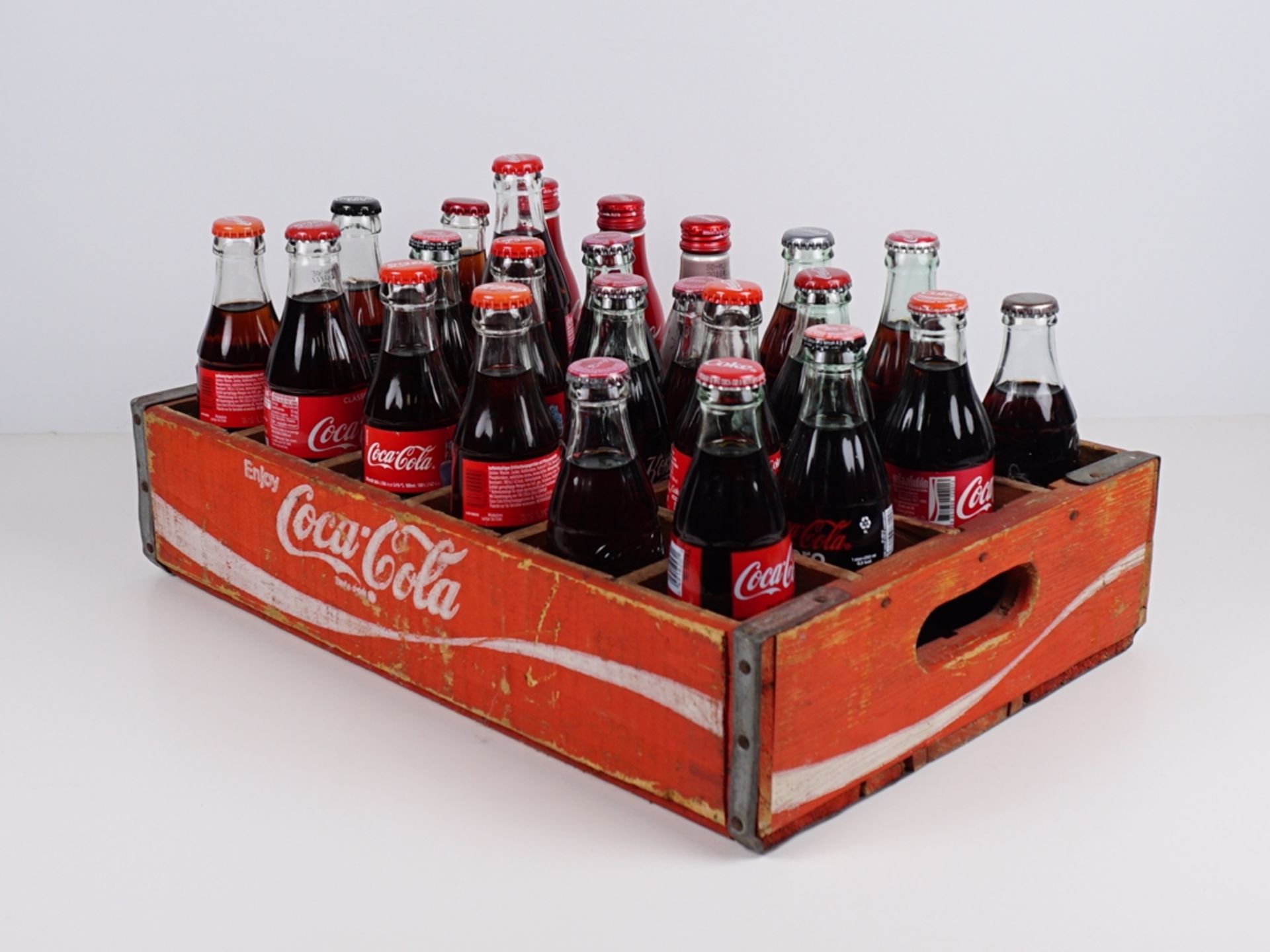 Getränkekasten, Coca Cola, 1950er Jahre, mit 24 Original-Flaschen aus aller Welt, teilw. Sonderedit