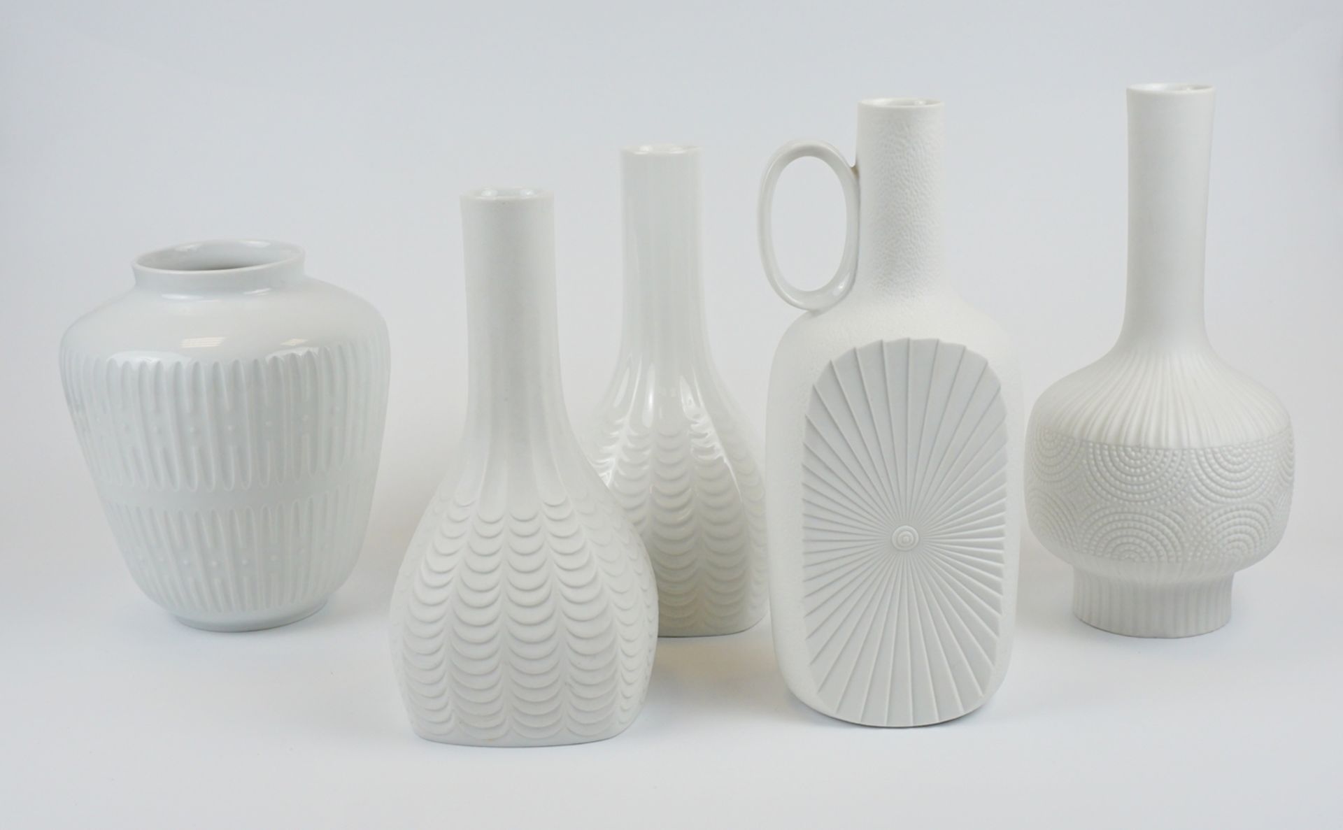 5 unterschiedliche, reliefierte Vasen, Edelstein, 1970er Jahre