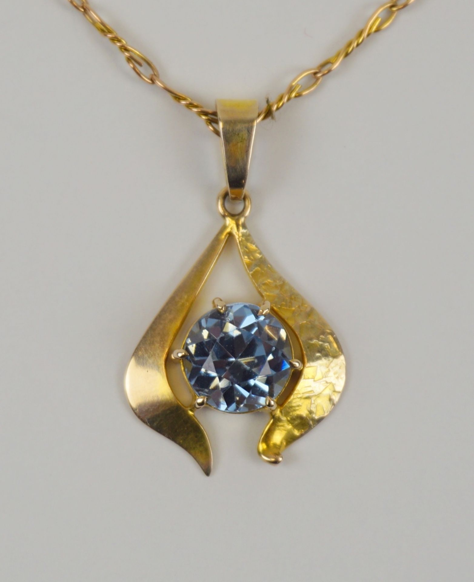 Anhänger mit aquamarinblauem Stein an Kette, 333er Gold, Gew.4,14g