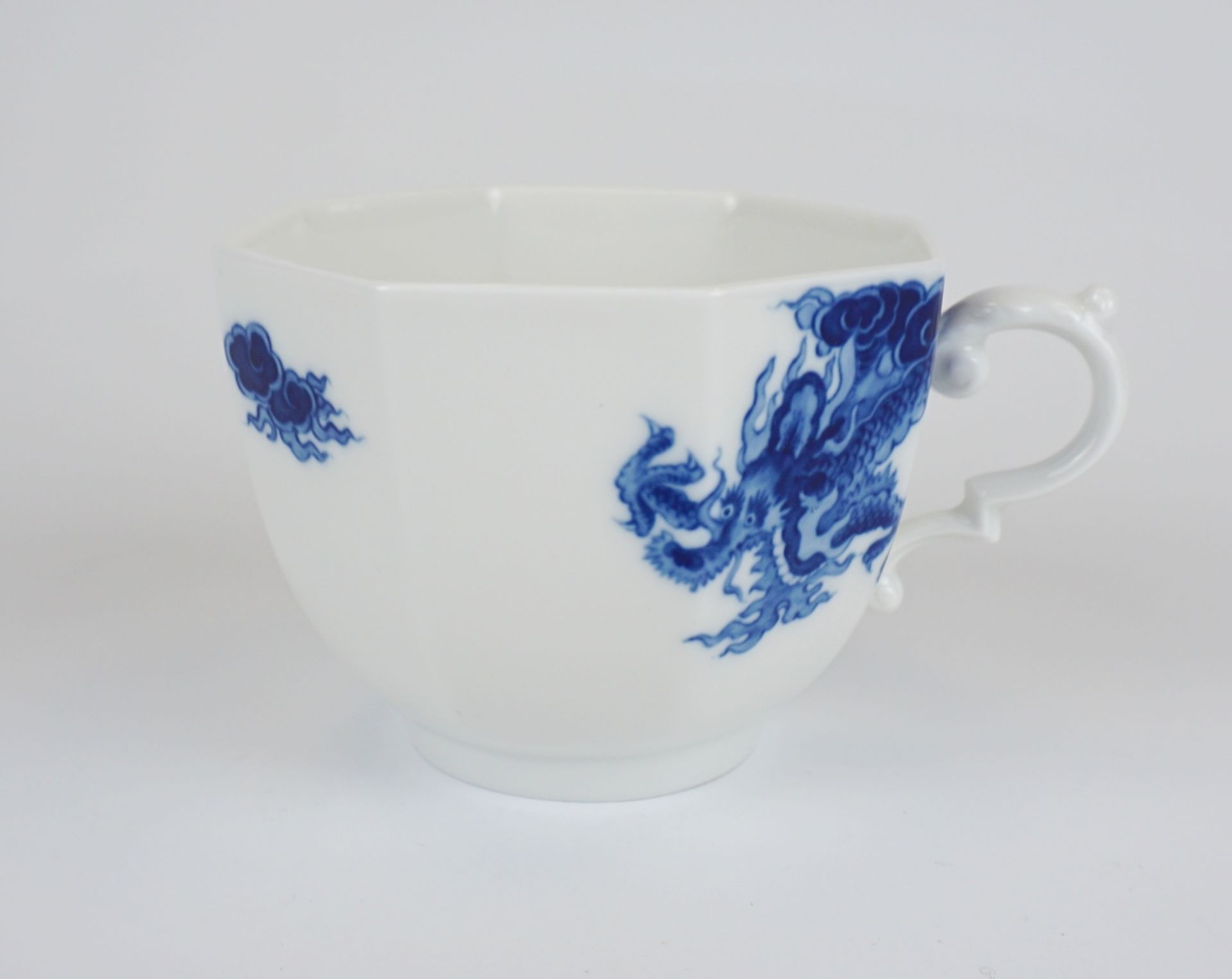 Achteckige Tasse mit Ut., blauer Mingdrache und gelber Löwe, Meissen, 1970er Jahre, Sammlerstück - Bild 6 aus 6