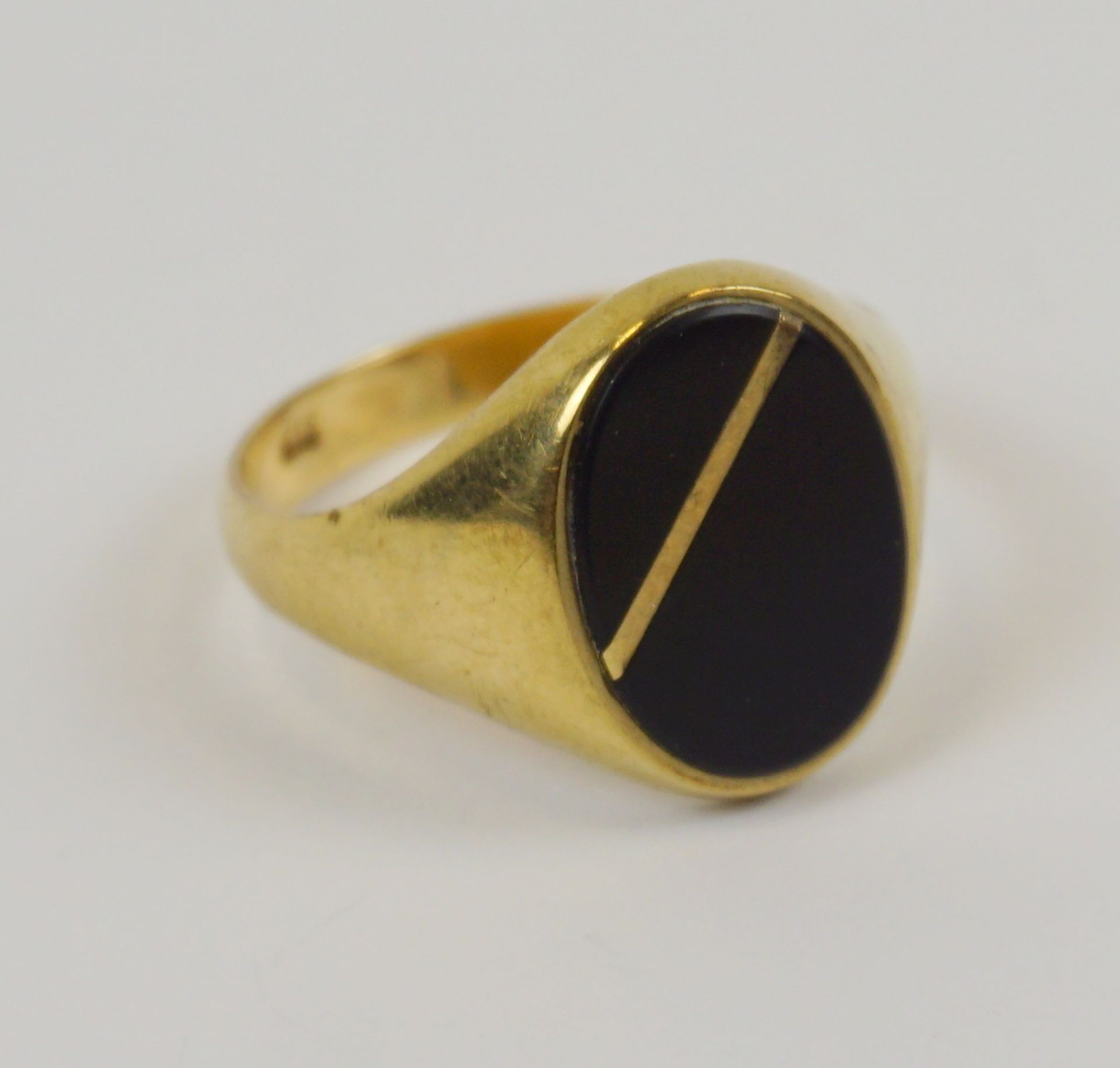 Ring mit Onyxplatte, 333er Gelbgold, Gew.3,25g