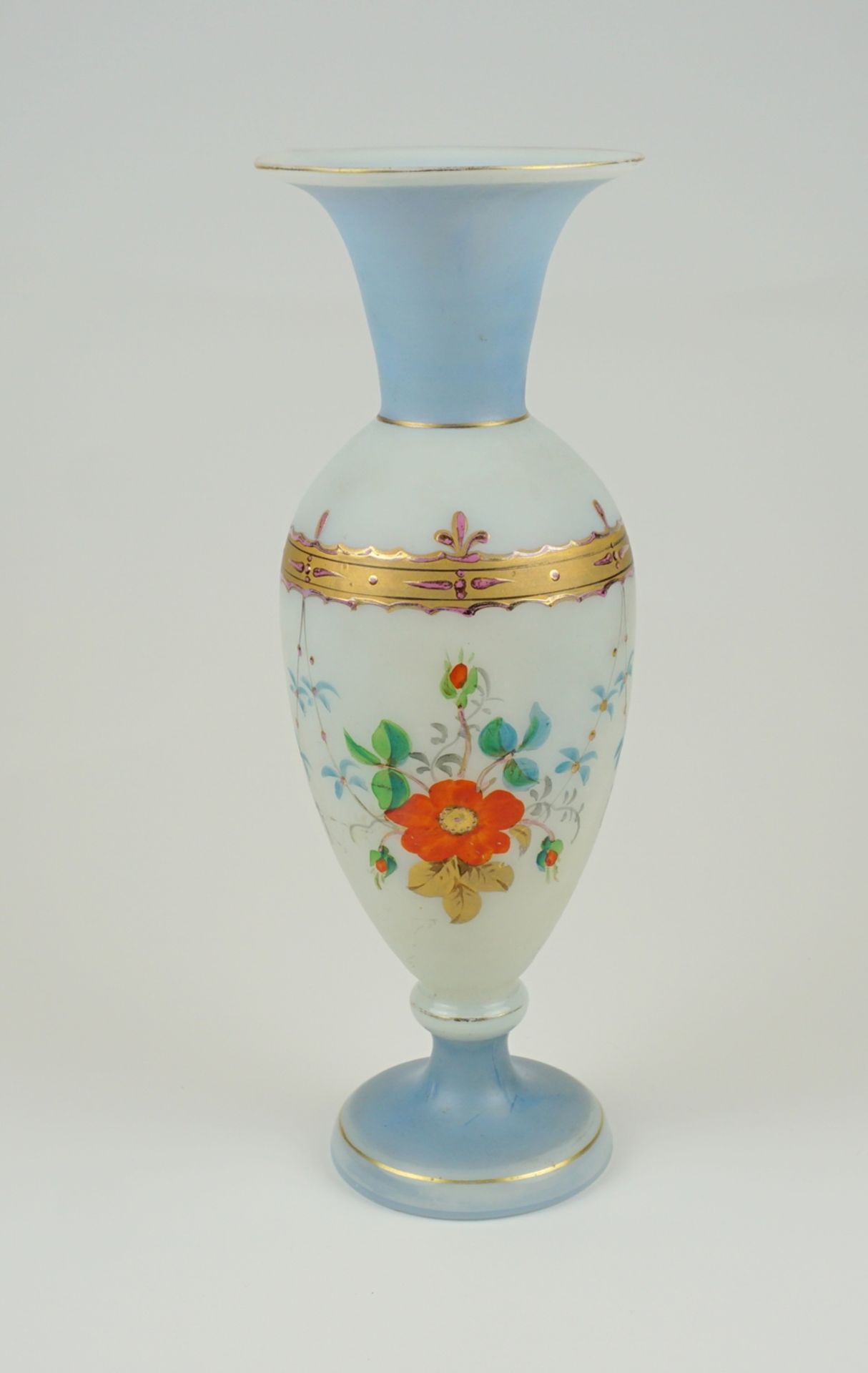 Opalglasvase mit floraler Handmalerei und Goldkonturen, Biedermeier