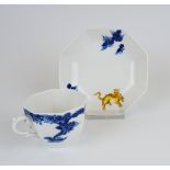 Achteckige Tasse mit Ut., blauer Mingdrache und gelber Löwe, Meissen, 1970er Jahre, Sammlerstück