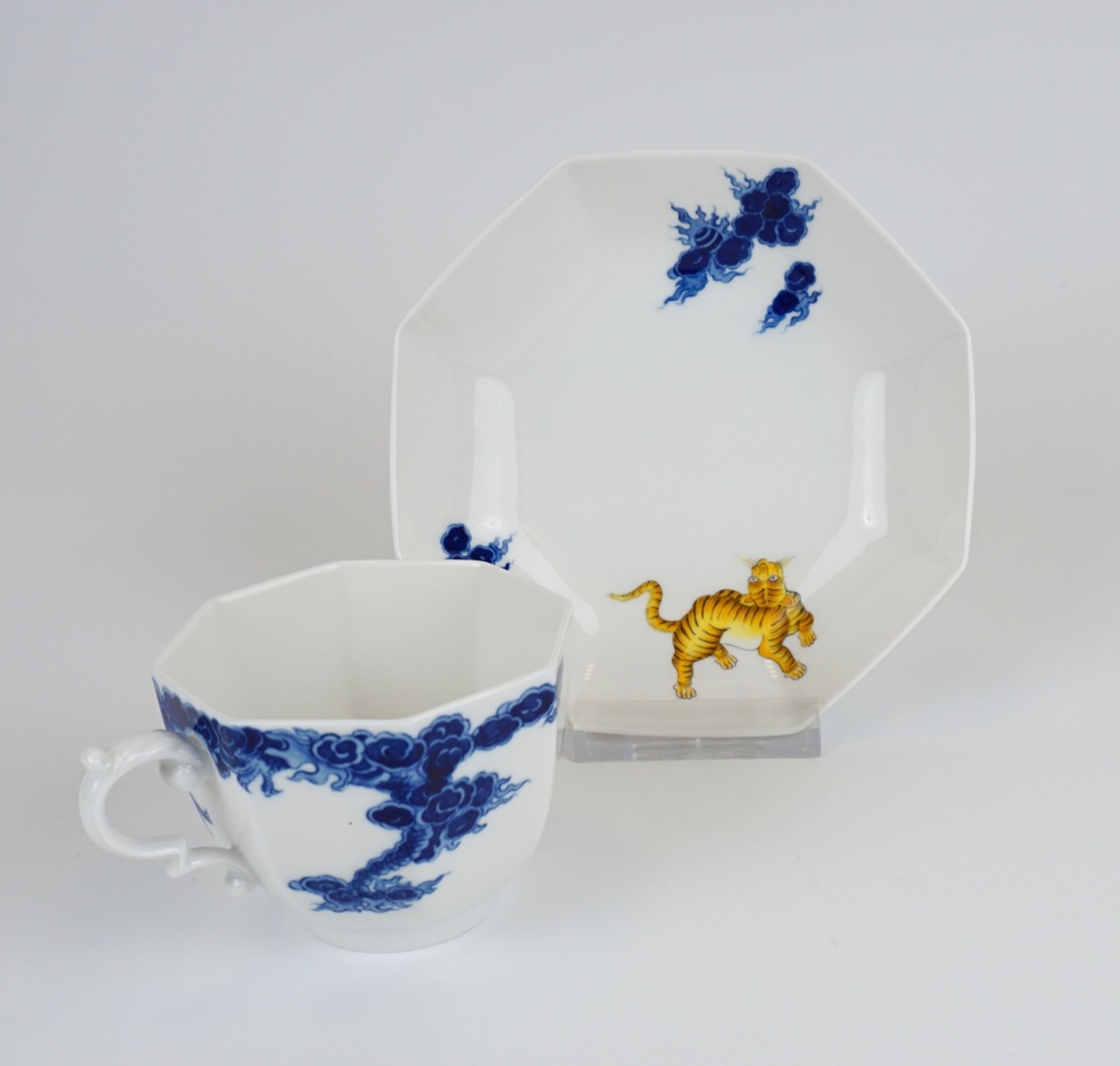 Achteckige Tasse mit Ut., blauer Mingdrache und gelber Löwe, Meissen, 1970er Jahre, Sammlerstück