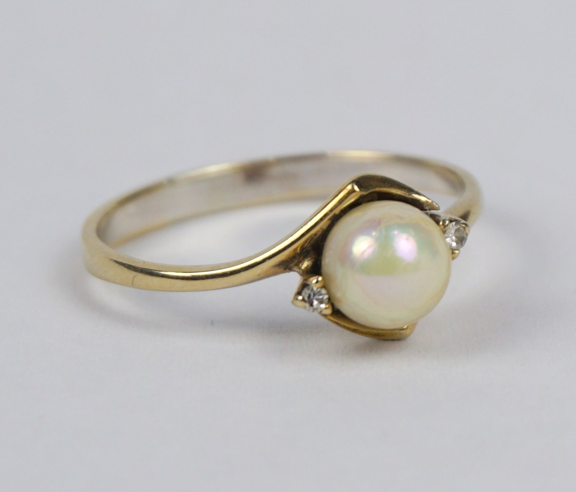 Ring mit Perle und 2 kleinen Dia.-Brillanten, 750er Gold