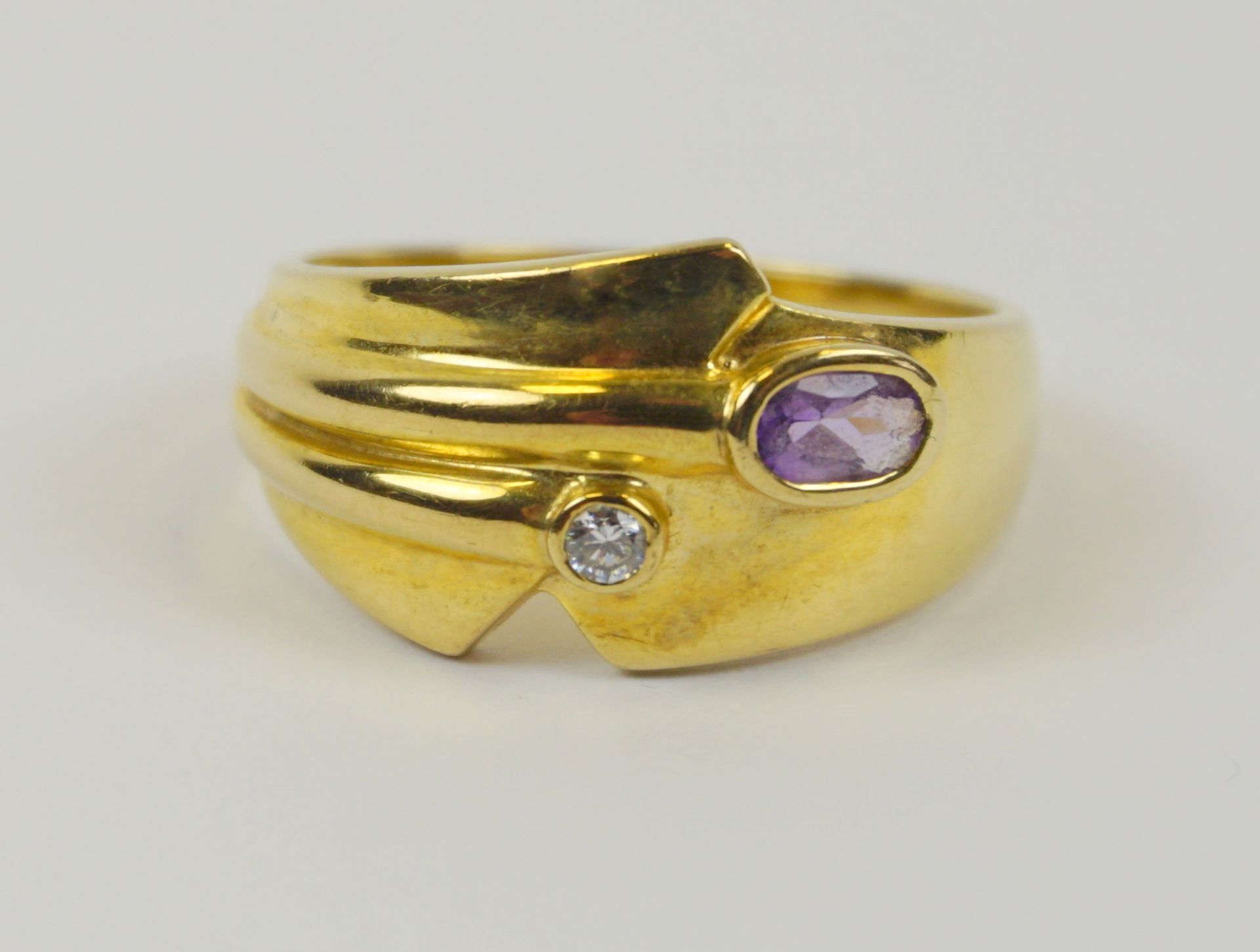 Ring mit ovalem Amethyst und kleinem Diamanten, 333er Gold, Gew.3,73g