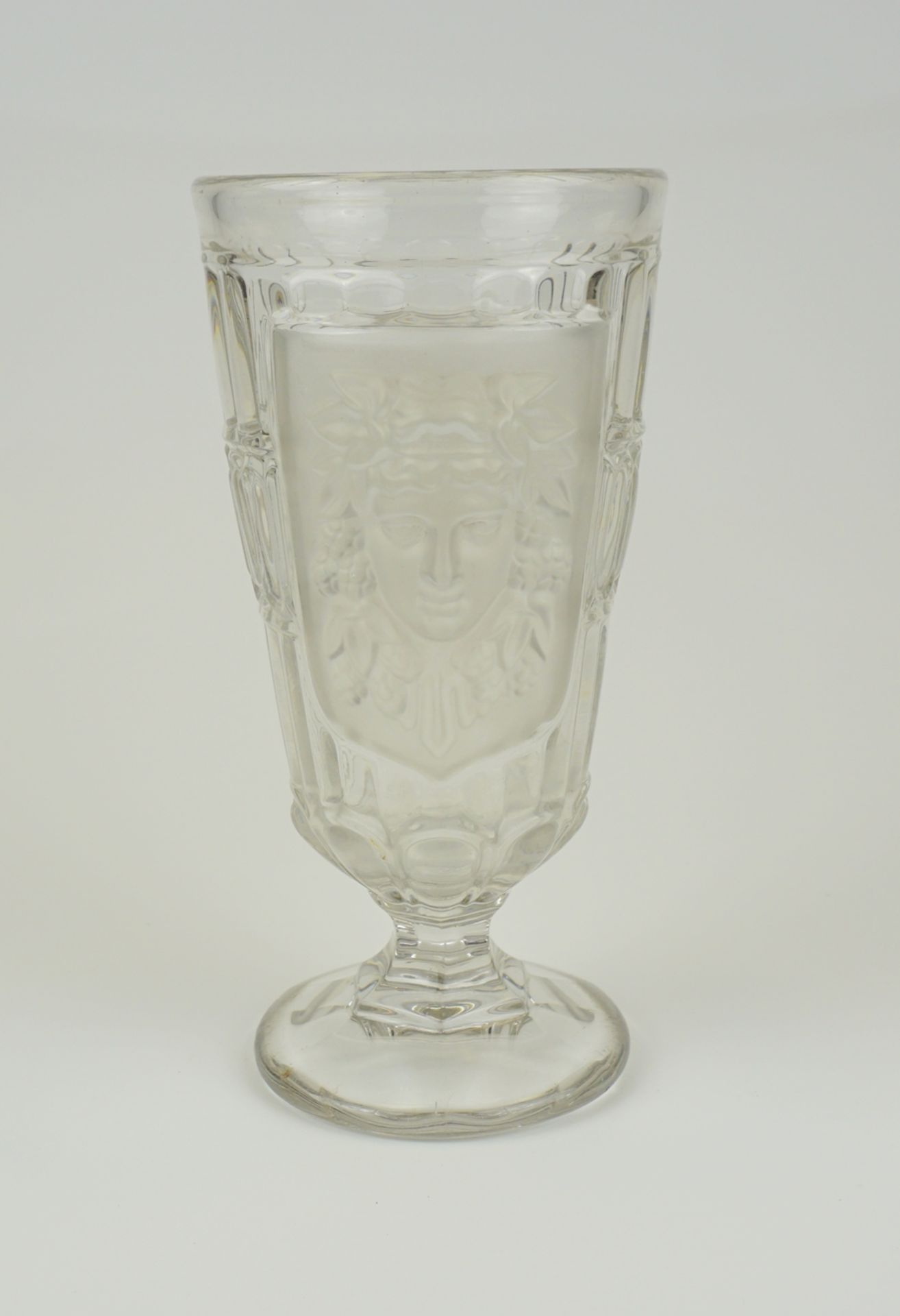 Trinkglas mit satinierten Medaillons, Böhmen, 1920er Jahre - Image 2 of 2