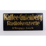 Stahlschild, freihängend "Kaffee Gutenberg Radiokonzerte 1 Treppe hoch", 1920er Jahre