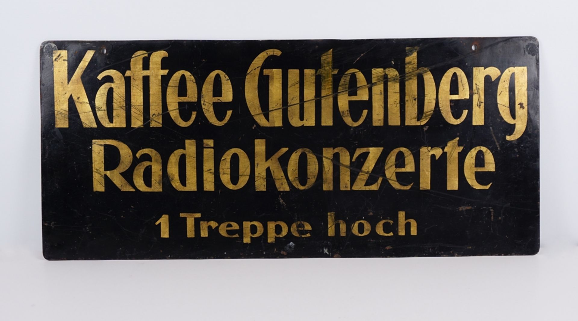 Stahlschild, freihängend "Kaffee Gutenberg Radiokonzerte 1 Treppe hoch", 1920er Jahre