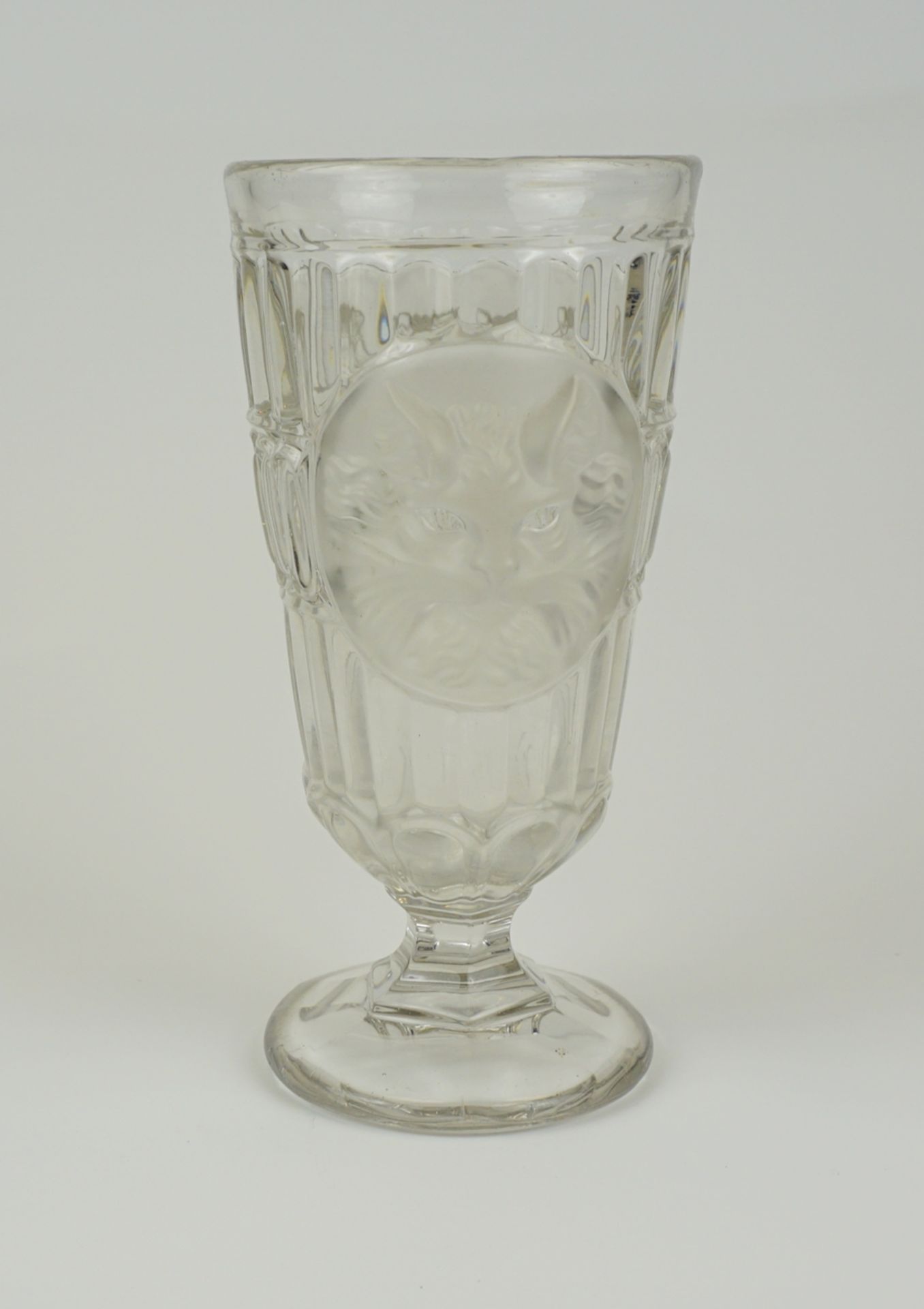 Trinkglas mit satinierten Medaillons, Böhmen, 1920er Jahre