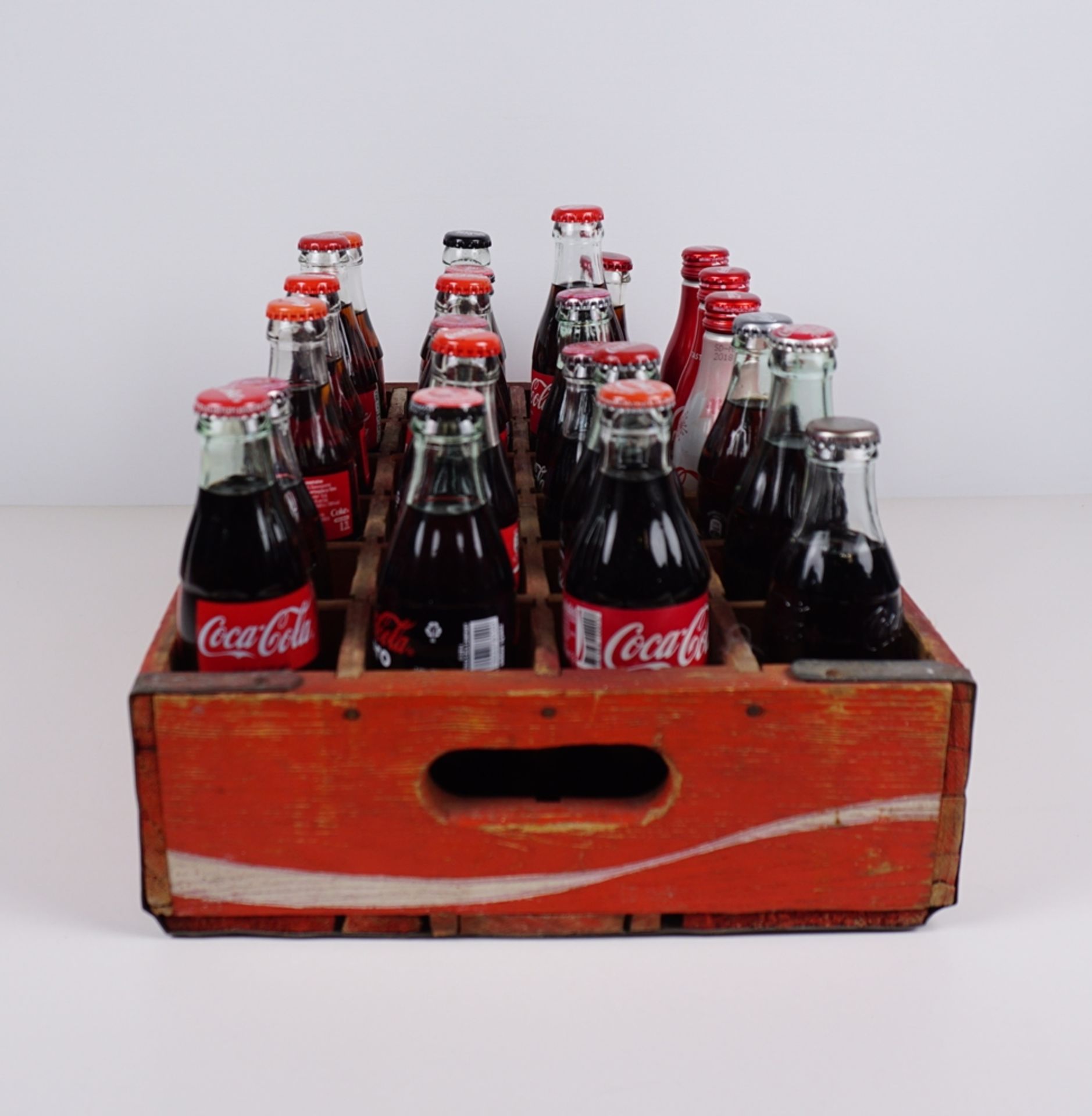 Getränkekasten, Coca Cola, 1950er Jahre, mit 24 Original-Flaschen aus aller Welt, teilw. Sonderedit - Image 3 of 4