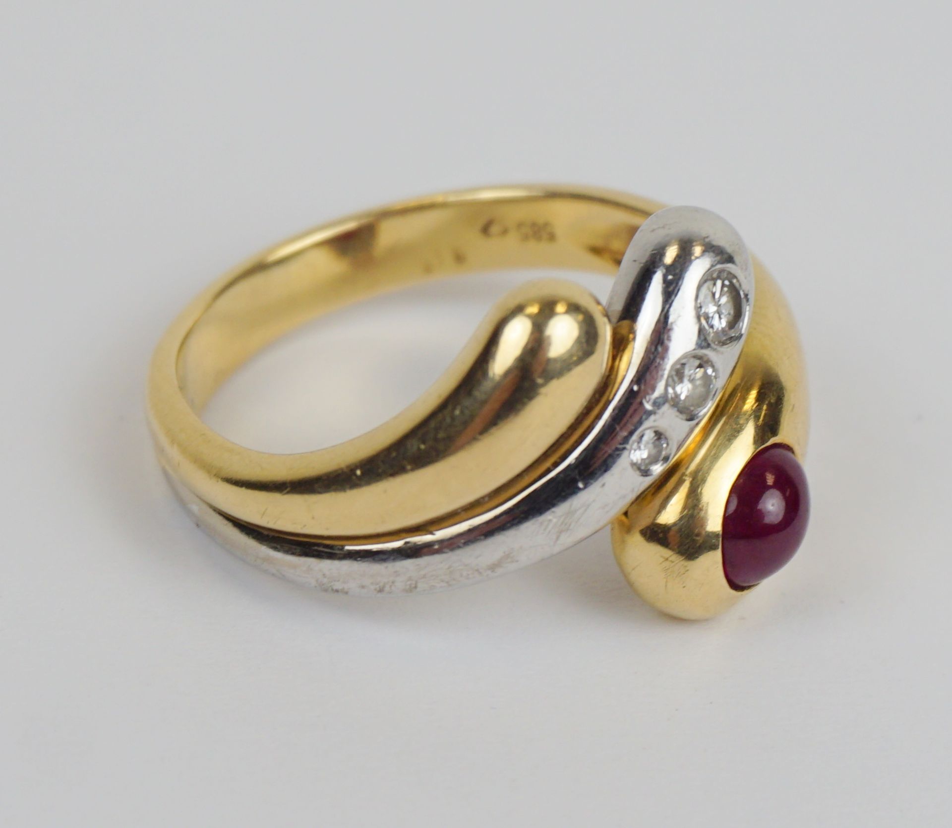 massiver Ring mit 3 Dia.-Brillanten und Rubin, 585er Weiß- und Gelbgold, Gew.10,67g - Bild 2 aus 2