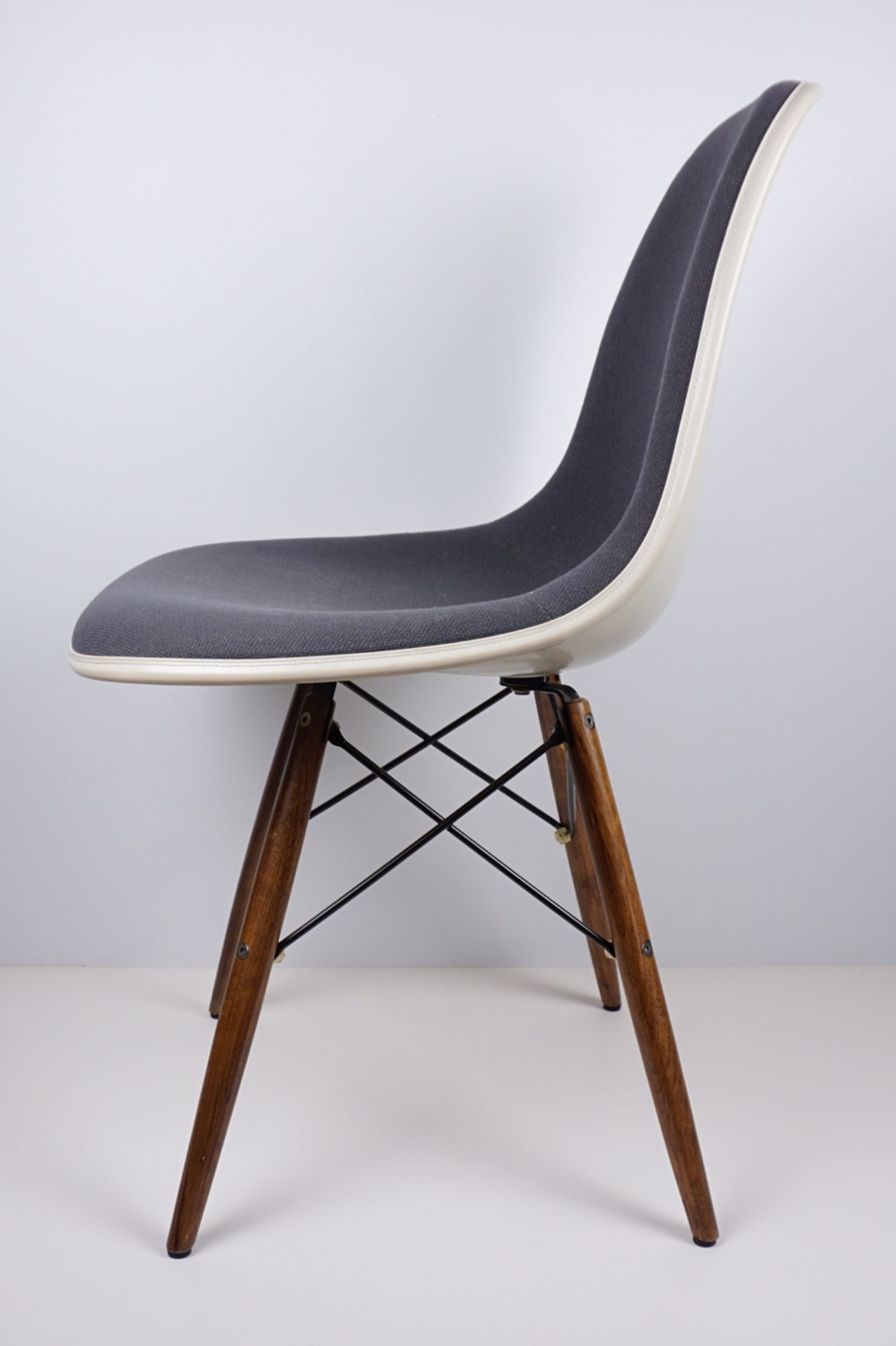 Eames Fiberglass Side Chair DSW mit Vollpolster, Charles & Ray Eames für Vitra - Bild 3 aus 7