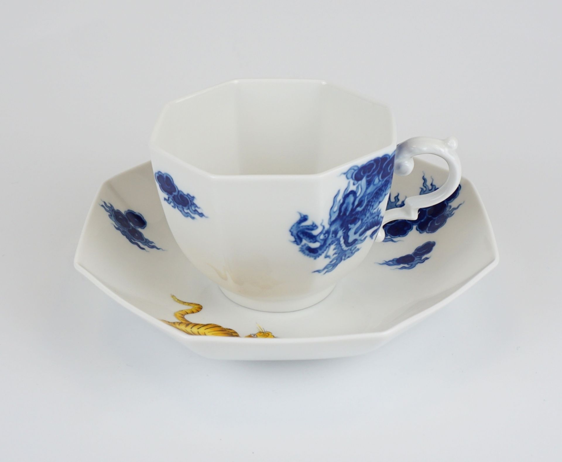 Achteckige Tasse mit Ut., blauer Mingdrache und gelber Löwe, Meissen, 1970er Jahre, Sammlerstück - Bild 2 aus 6