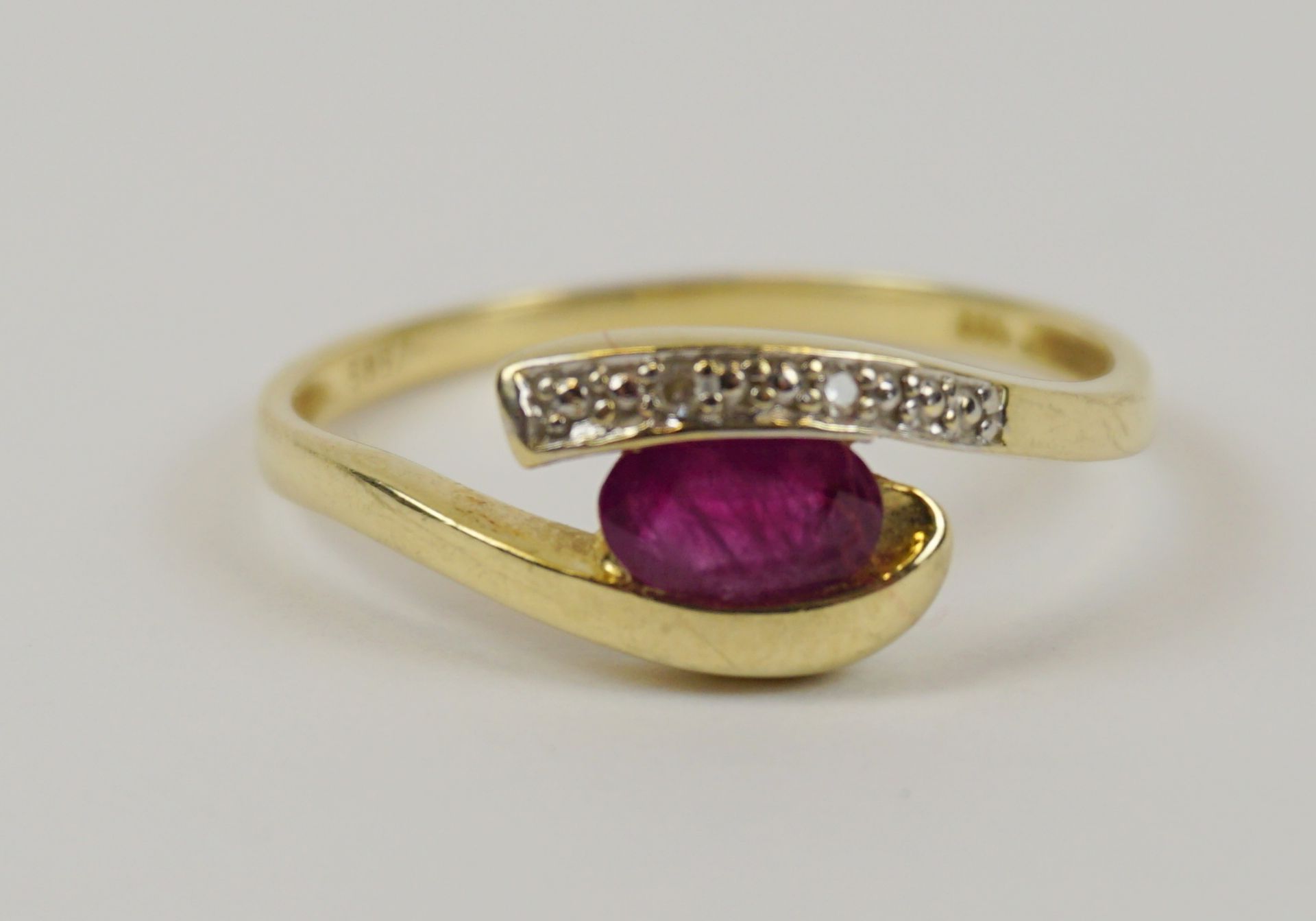 Ring mit Rubin und 2 kleinen Diamant-Brillanten, 585er Gold, Gew.1,88g - Bild 2 aus 2