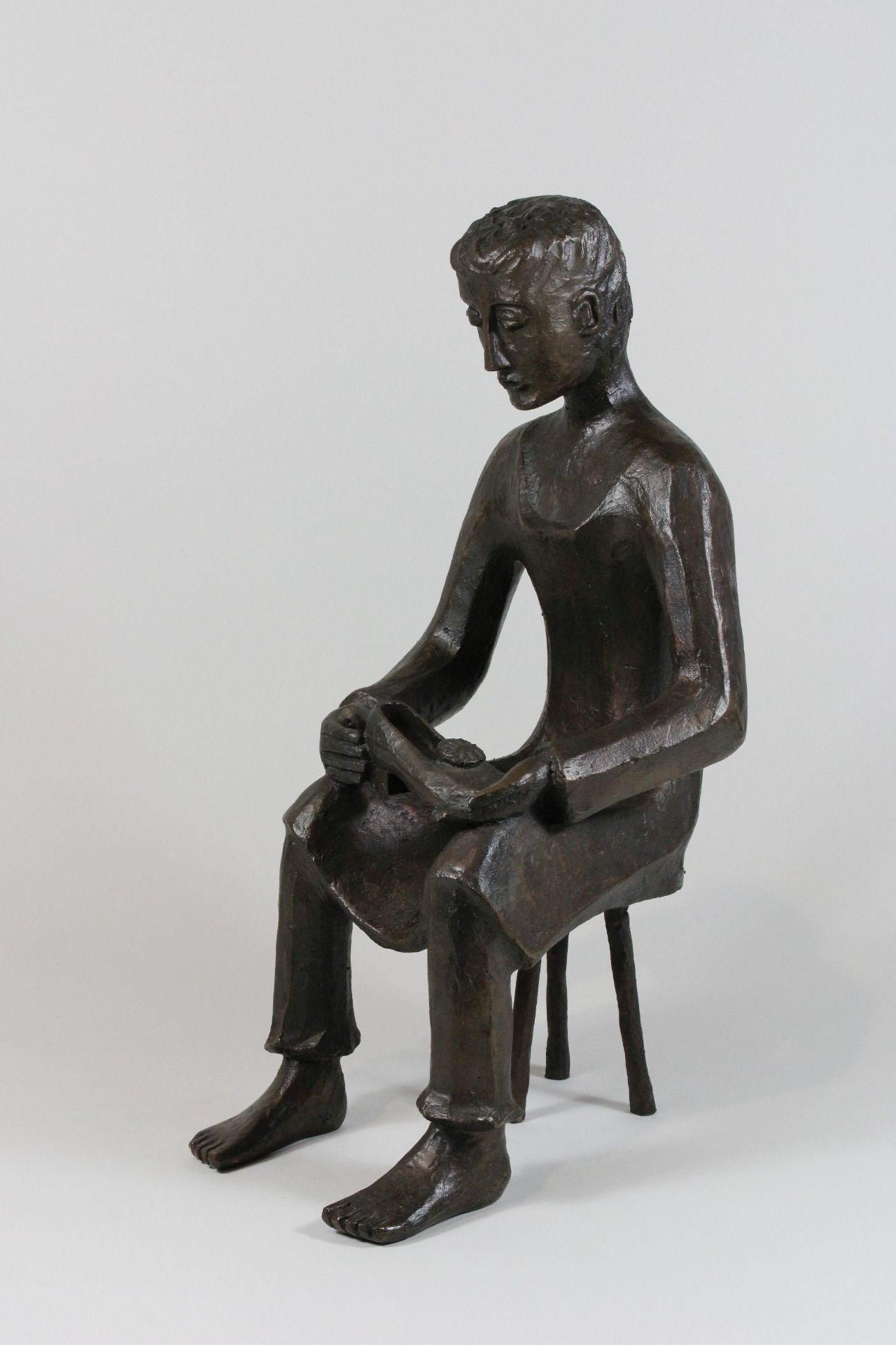 Schuster Skulptur, Bronze, sitzender Mann mit Schuh in den Händen - Image 3 of 3