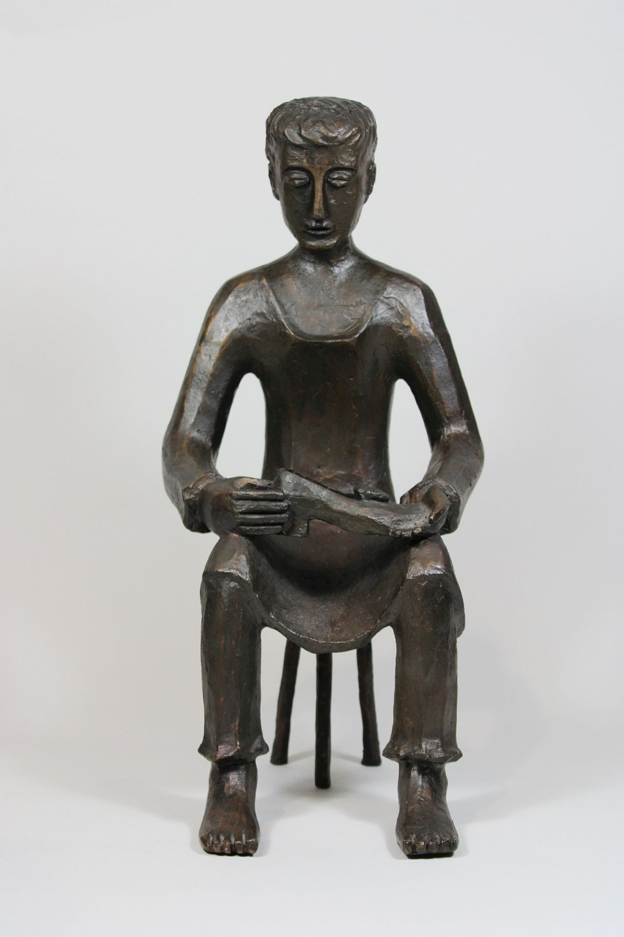 Schuster Skulptur, Bronze, sitzender Mann mit Schuh in den Händen