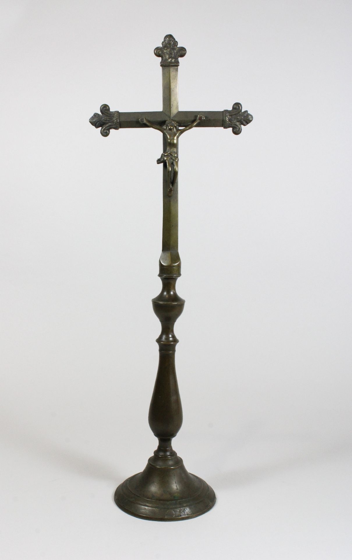 Tischstandkruzifix, Messing